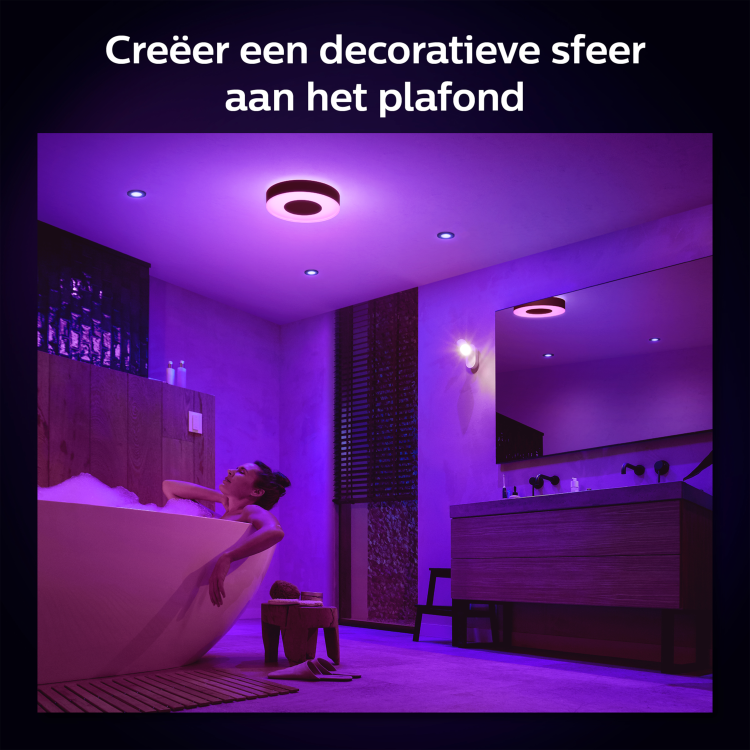 Kobieta w wannie, oświetlenie sufitowe i wyposażenie łazienki. Fioletowe oświetlenie.