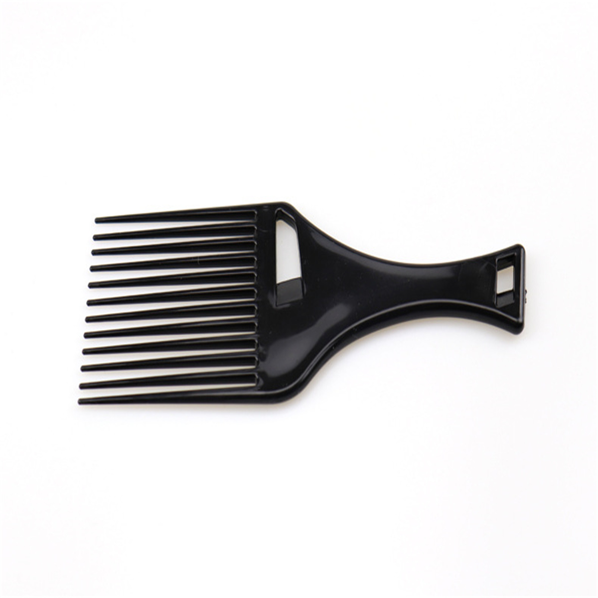 Ein schwarzer Afro-Pick-Kamm auf weißem Hintergrund.