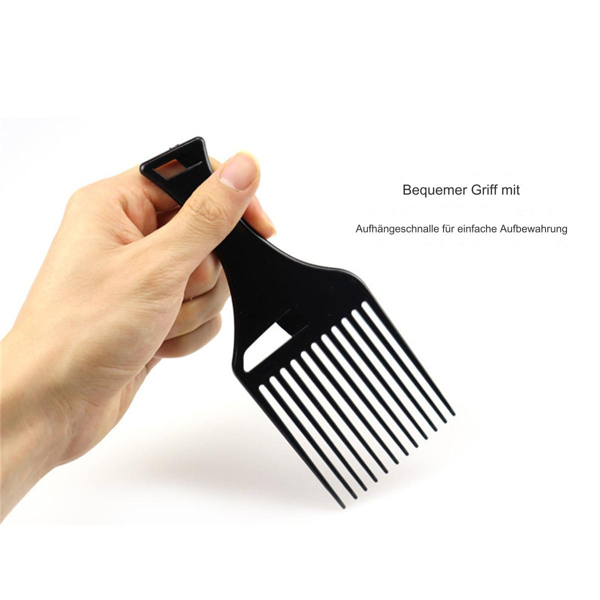 Ein schwarzer Afro-Kamm in einer Hand, weißer Hintergrund, Text auf Deutsch.