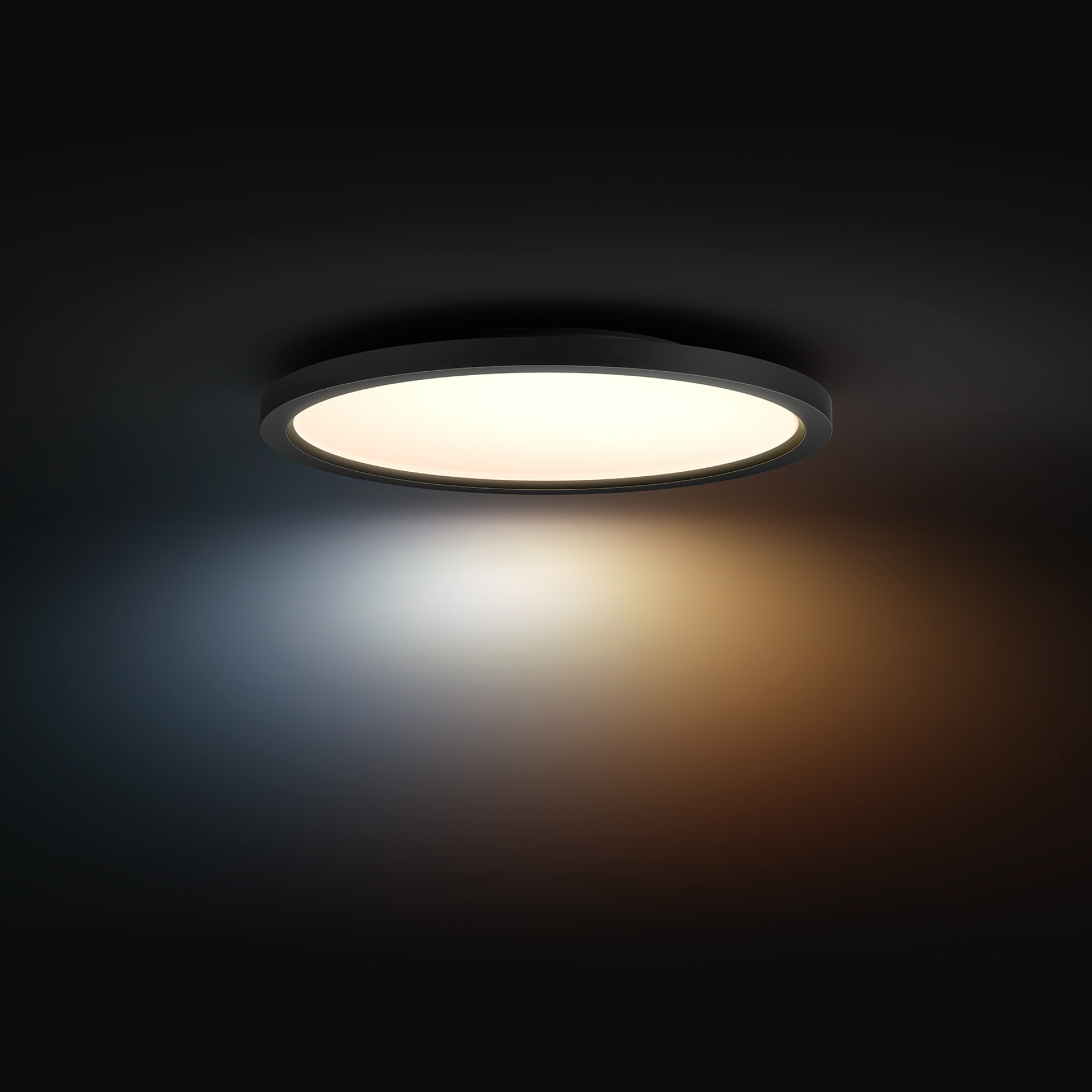 Una plafoniera rotonda e nera con una luce brillante e diffusa, che proietta un gradiente di luce sullo sfondo scuro.