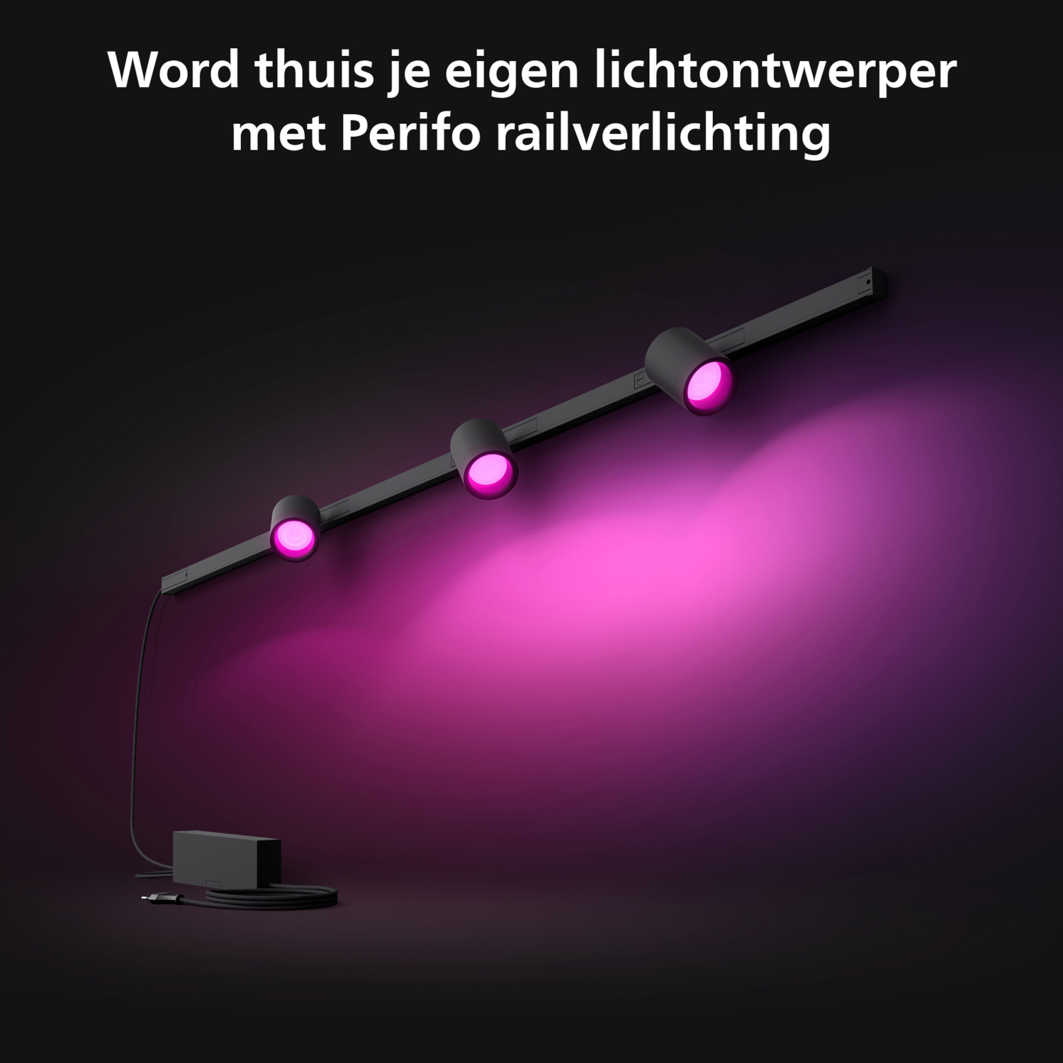 Drie zwarte spots op een rail, die een roze licht verlichten. De achtergrond is donker.