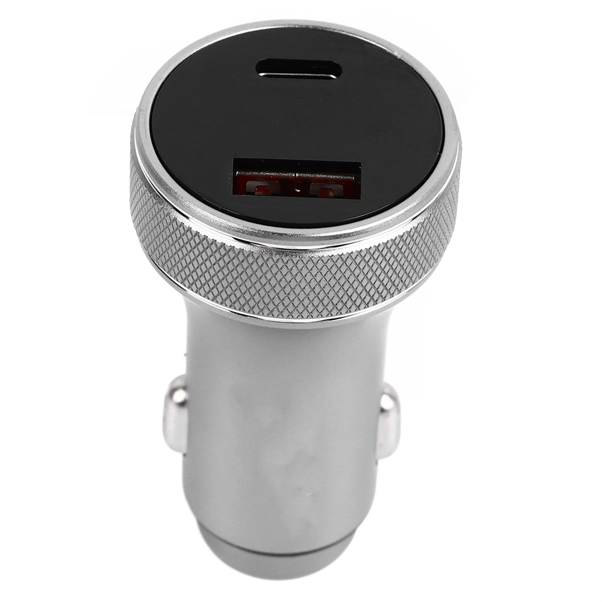 Ein silbernes Autoladegerät mit schwarzer Oberseite. Es hat einen USB-Anschluss und einen USB-C-Anschluss.