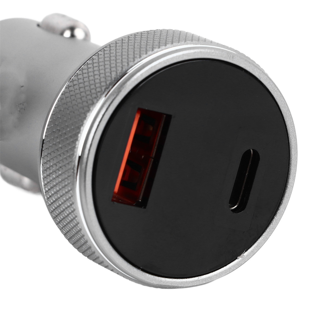 Silberner und schwarzer Autoladeadapter mit USB- und USB-C-Anschluss. Weißer Hintergrund.
