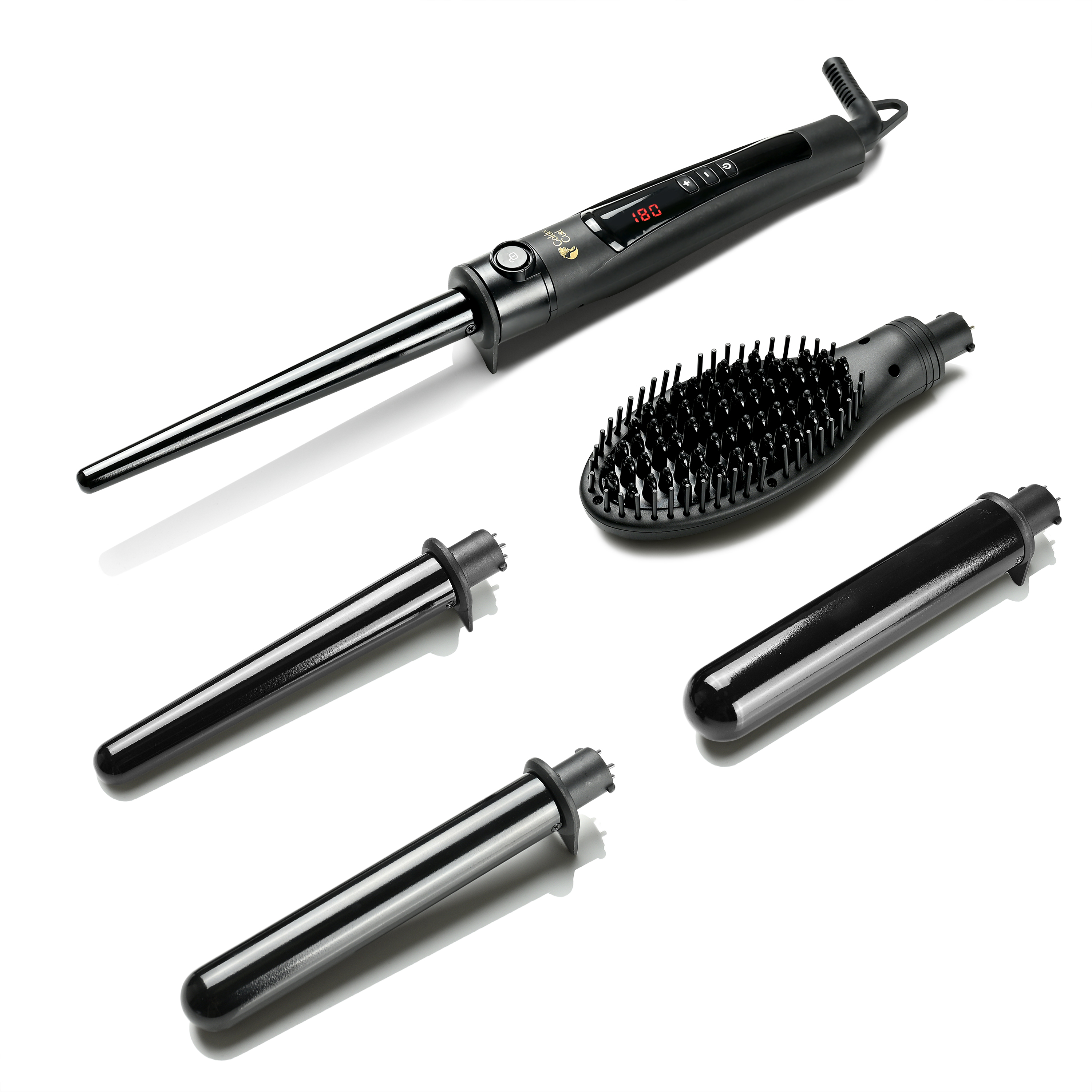 Haarstyling-Tools: Lockenstab, Bürste und drei Aufsätze. Alles schwarz auf weißem Hintergrund.