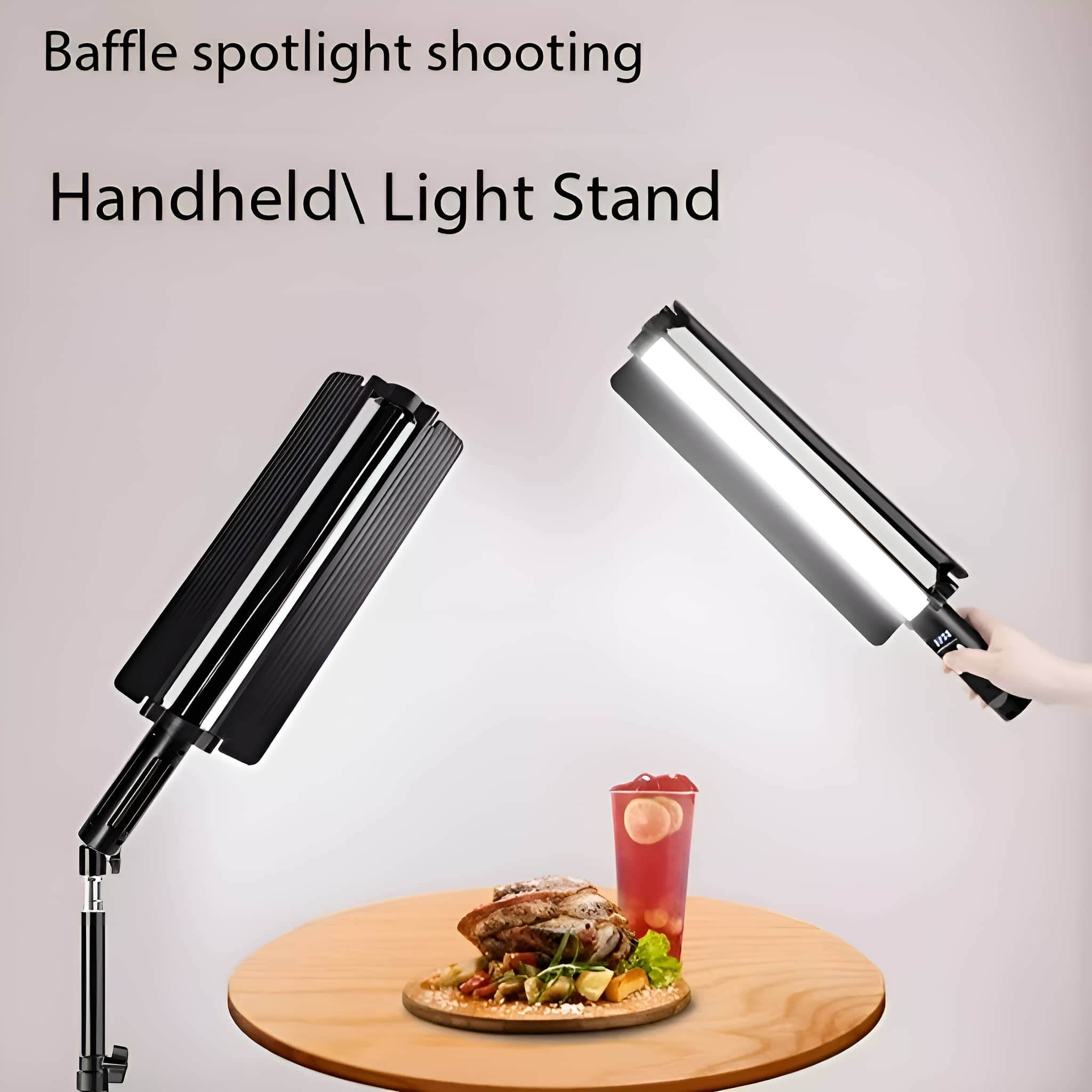 Zwei Lichter beleuchten Essen auf einem Tisch, wobei die Hand einer Person sichtbar ist.