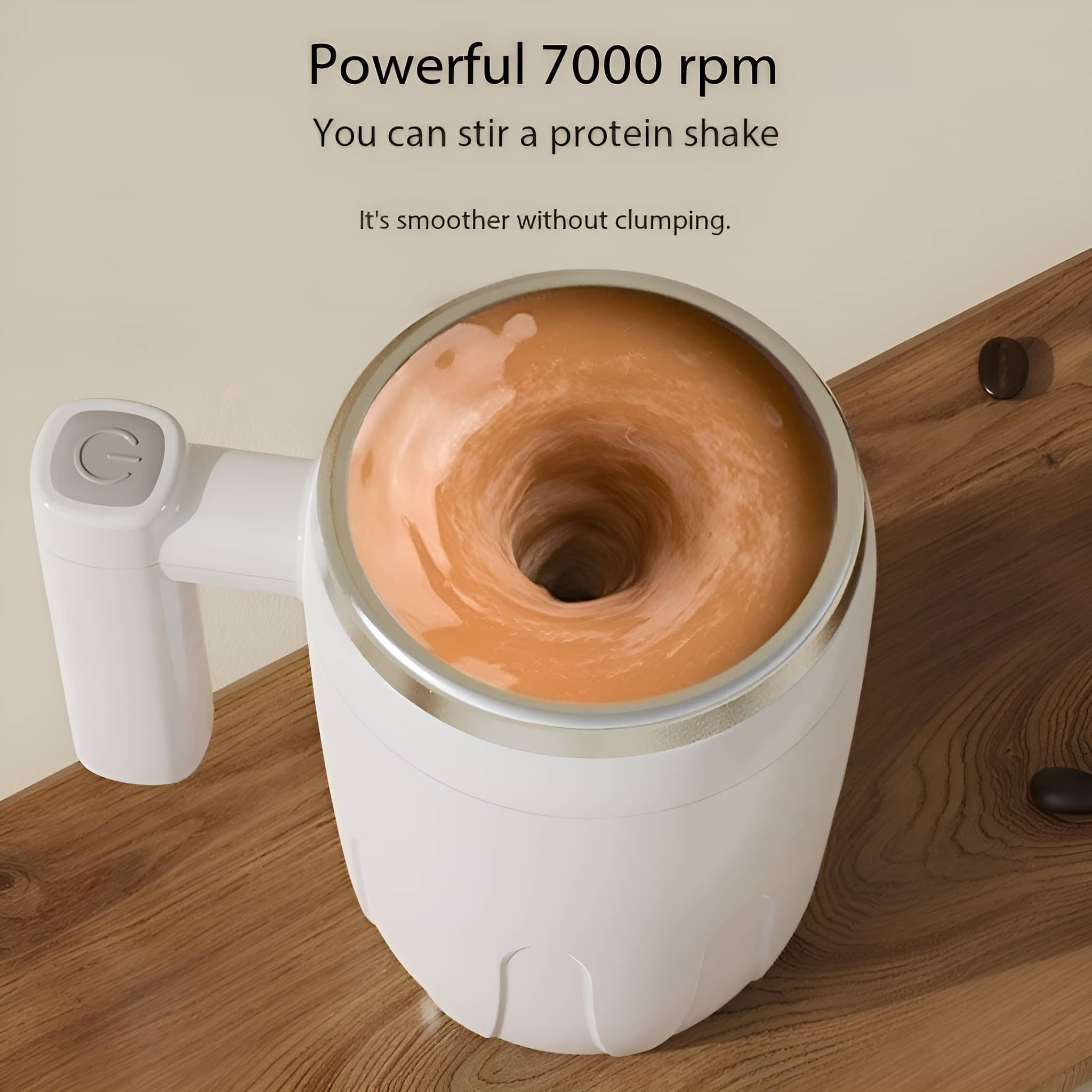 Ein weißer Becher mit Motor, der eine braune Flüssigkeit verrührt, auf Holzuntergrund.