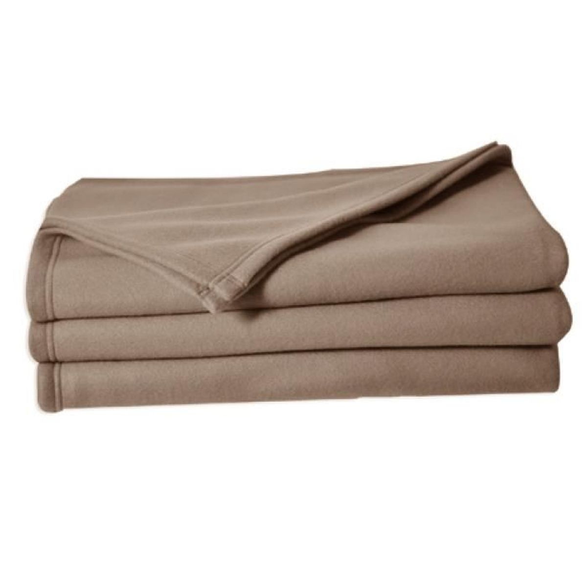 Hellbraune Fleece-Decke, sauber in einem Stapel von drei gefaltet.