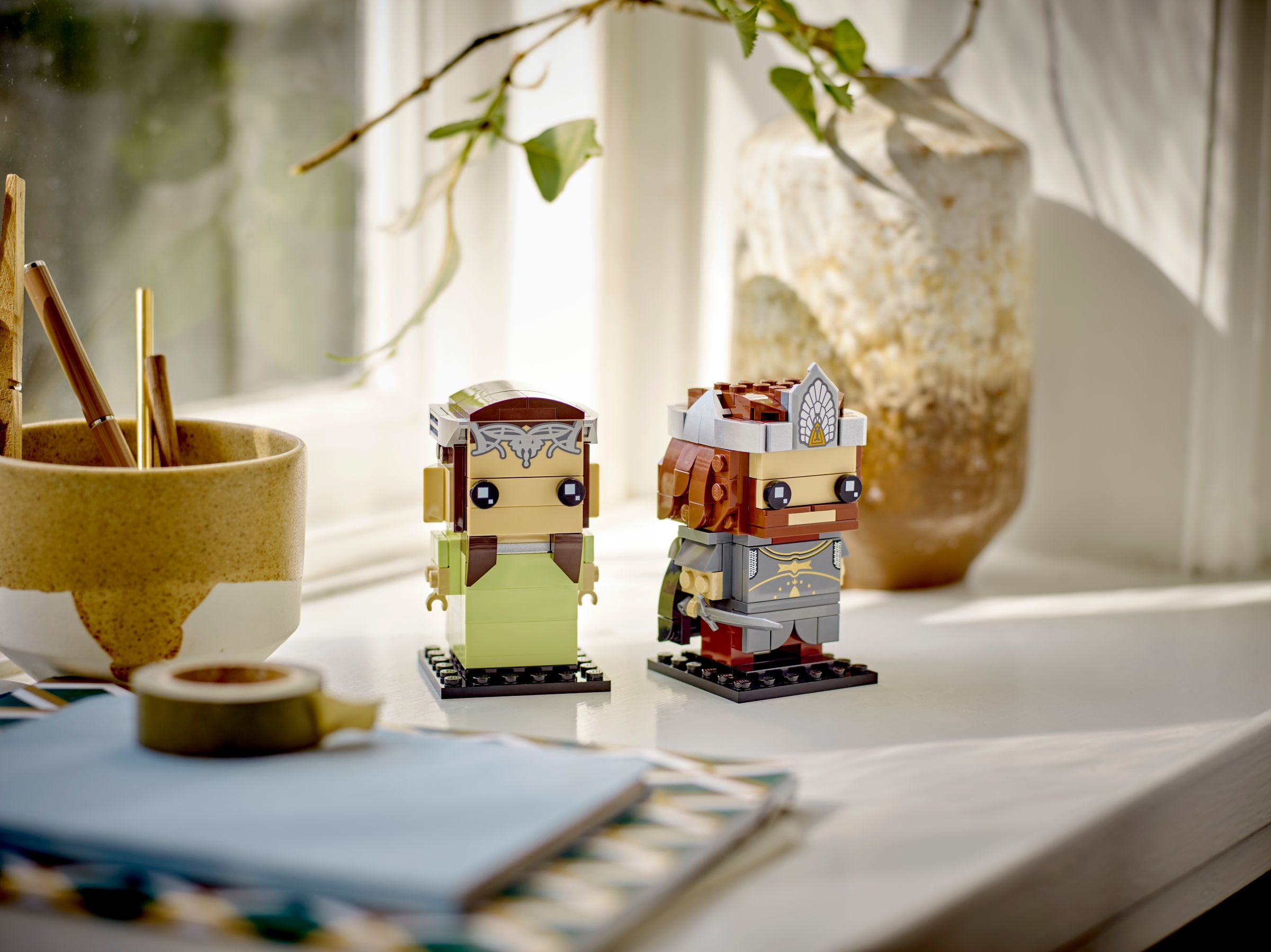 Zwei Lego-Figuren auf einer Fensterbank. Eine ist weiblich, die andere männlich.