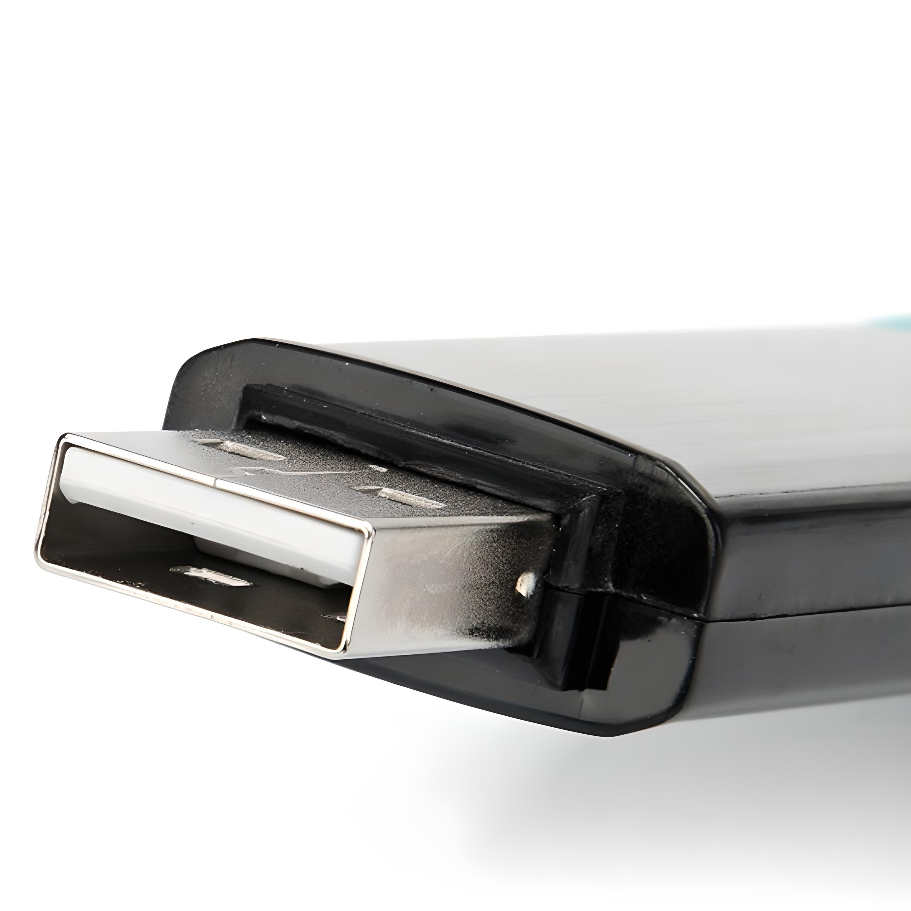 Nahaufnahme eines USB-Anschlusses. Der Stecker ist schwarz und silber, vor weißem Hintergrund.