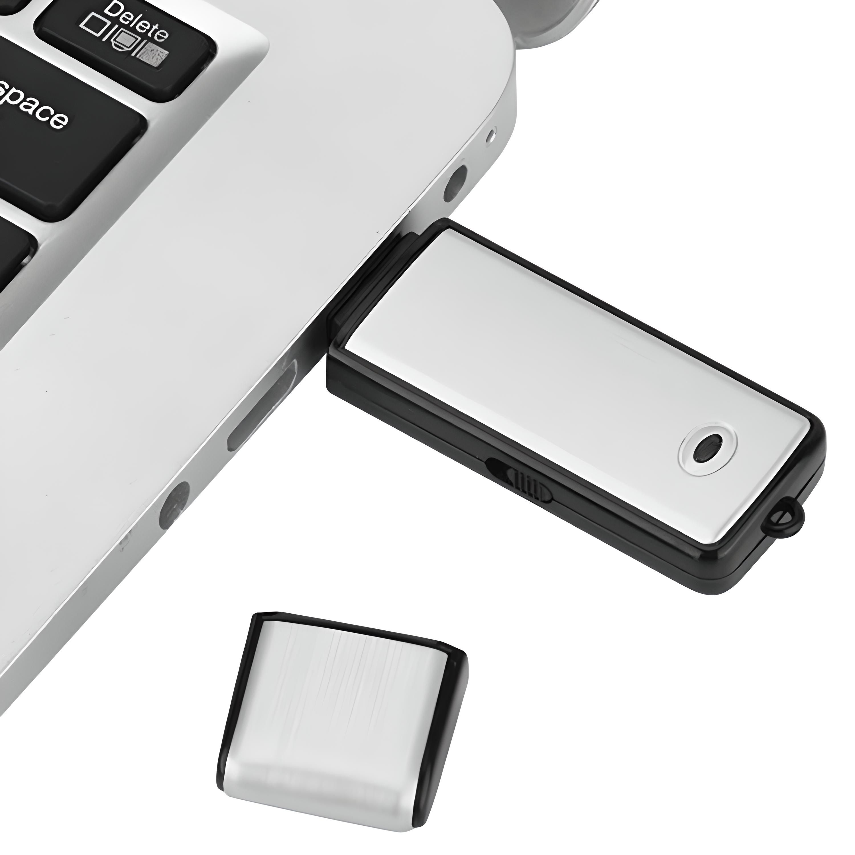 USB-Stick an einen Laptop angeschlossen. Laptop und USB-Stick auf weißem Hintergrund. Silber und Schwarz.