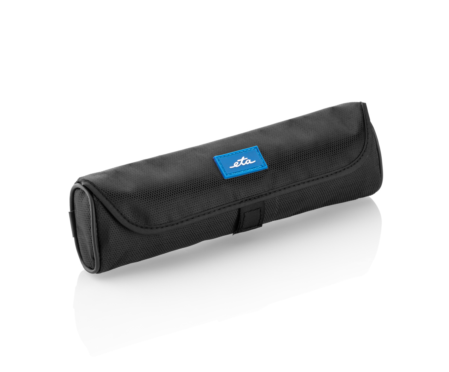 Eine schwarze Tasche mit einem blauen Etikett mit dem Wort eta darauf.