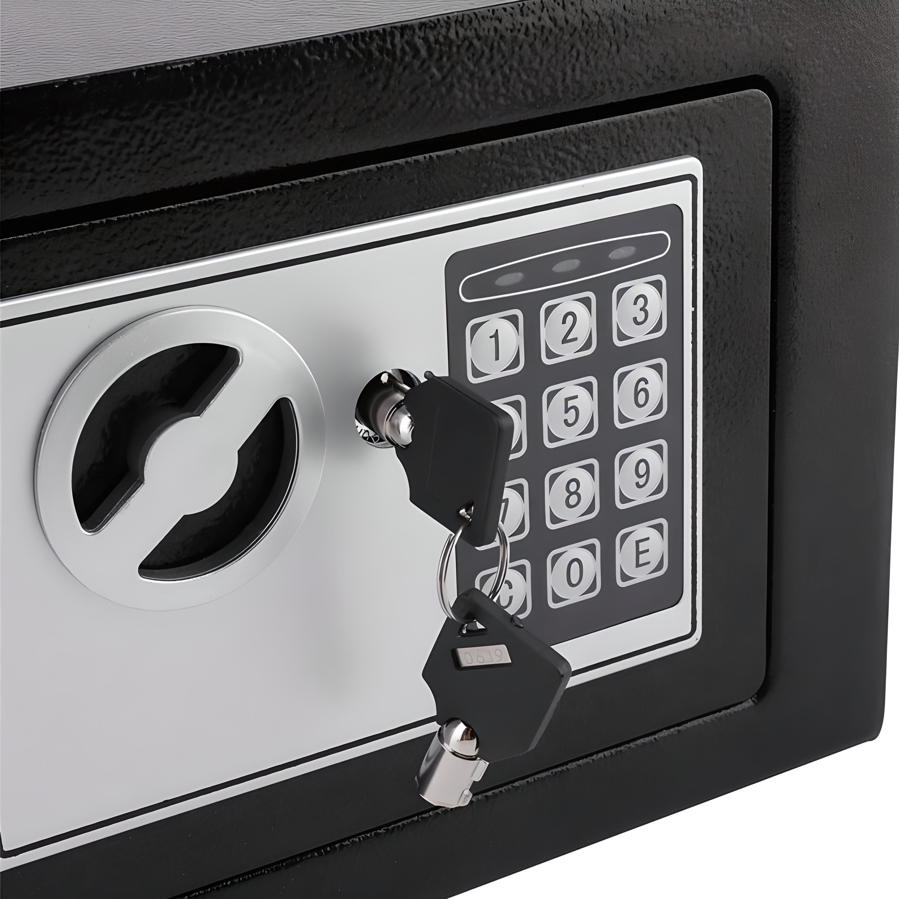 Ein schwarzer digitaler Safe mit einem Tastenfeld und zwei Schlüsseln im Schloss.