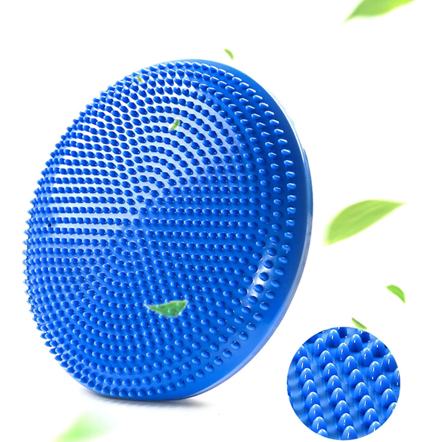 Un disco di equilibrio blu con molti piccoli dossi. Un primo piano mostra la trama. Foglie verdi sparse.