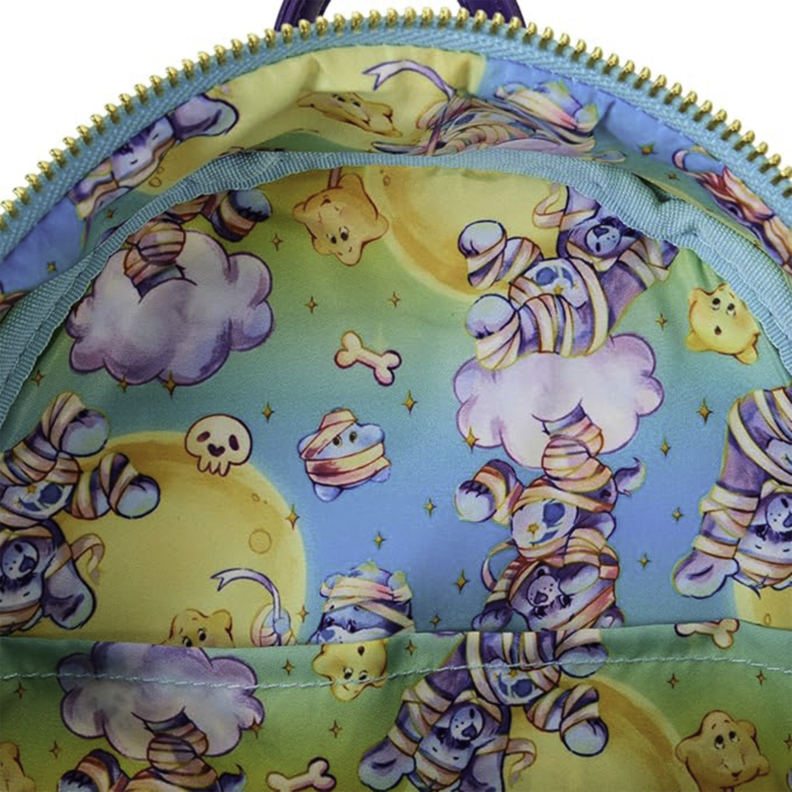 Innenseite eines bunten Rucksacks. Merkmale mumienartige Bären, Wolken, Monde und ein Totenkopf.