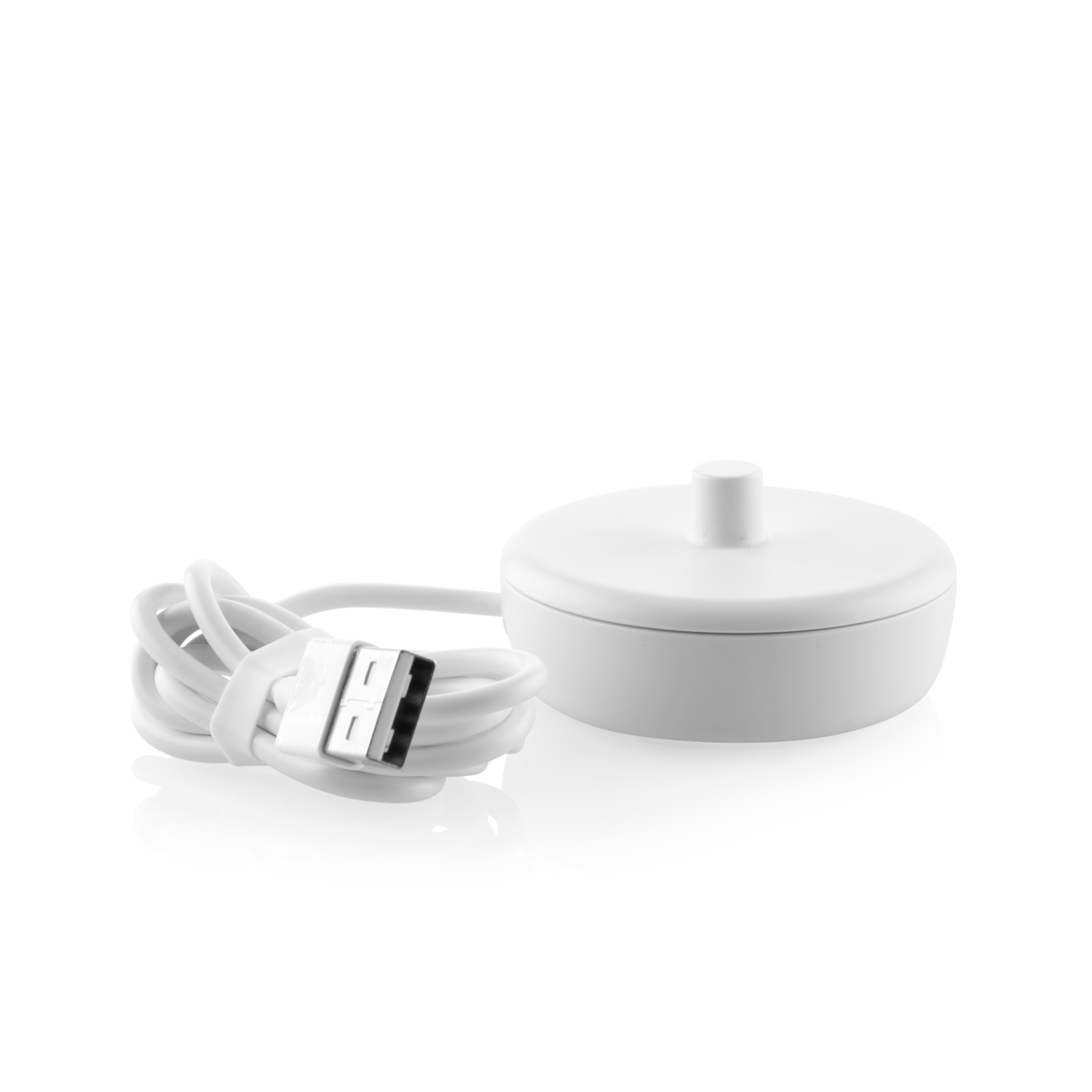 Eine weiße Ladestation mit weißem Kabel und USB-Anschluss auf weißem Hintergrund.