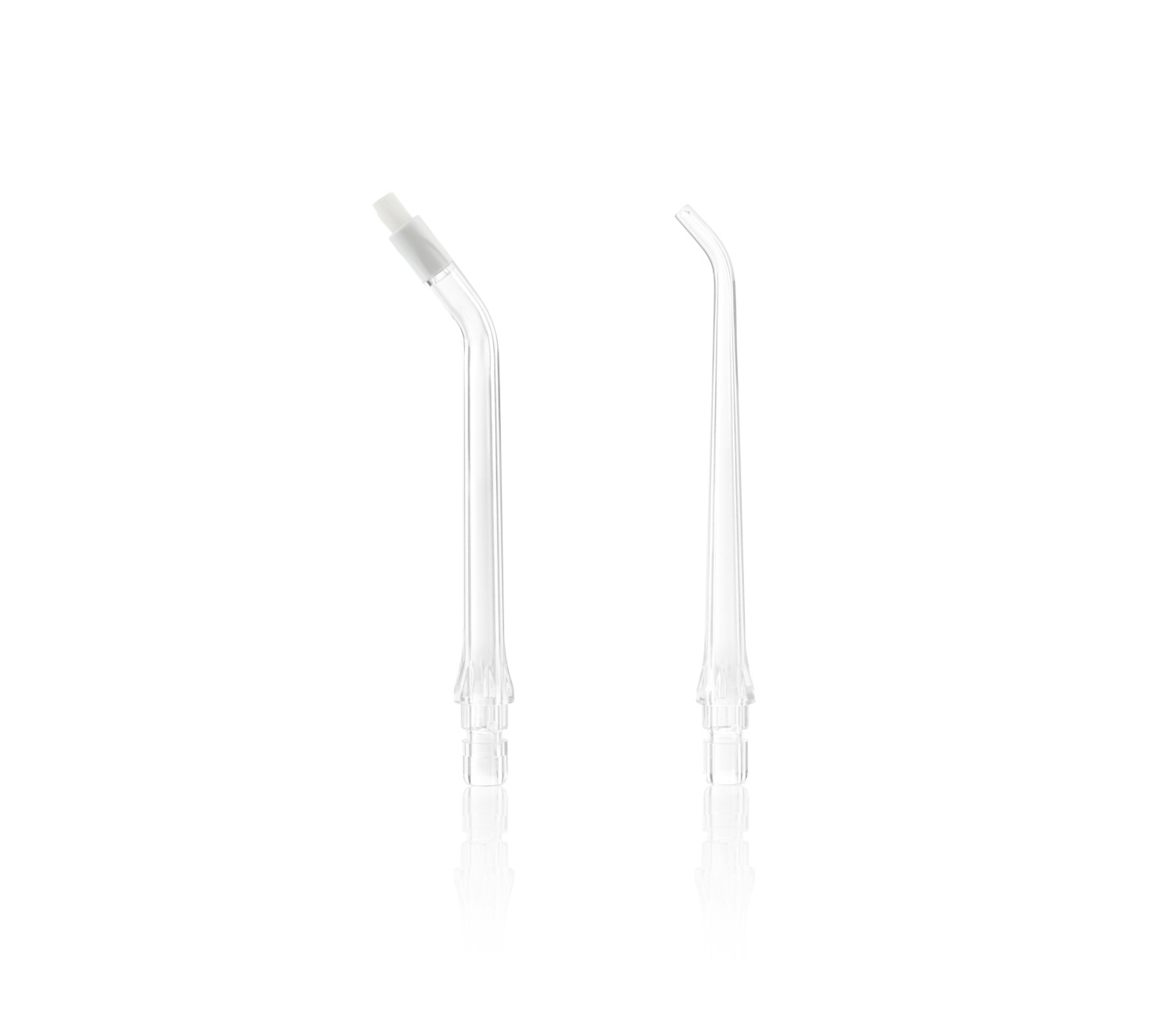 Zwei klare Wasserflosser-Aufsätze. Sie haben einen langen, dünnen Körper und eine kleine, abgewinkelte Düse.