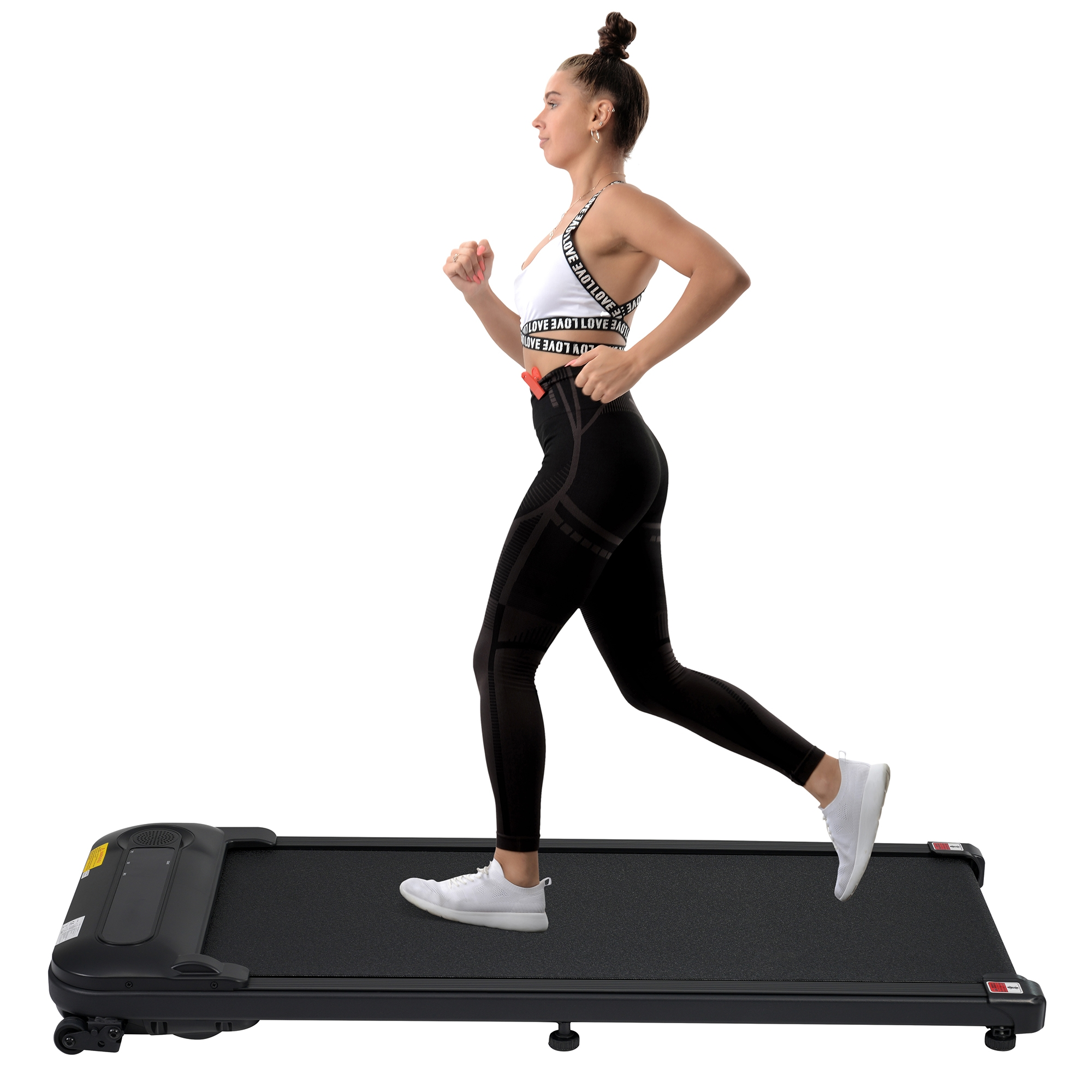 Frau, die auf einem Laufband läuft. Weißes Oberteil, schwarze Leggings, weiße Schuhe. Weißer Hintergrund.