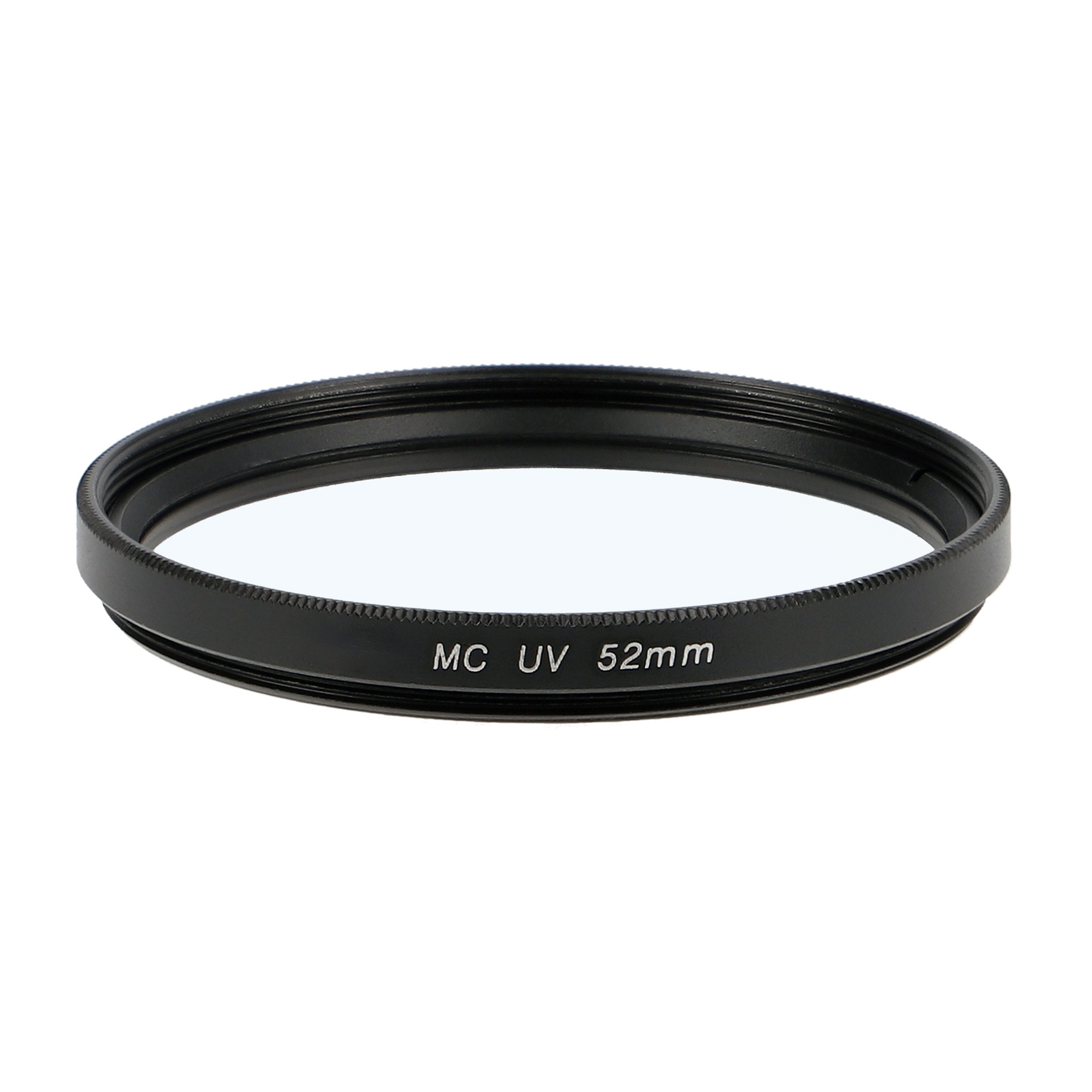 Ein schwarzer Kameraobjektivfilter, kreisförmig, mit Text 'MC UV 52mm' am Außenring, isoliert auf Weiß.