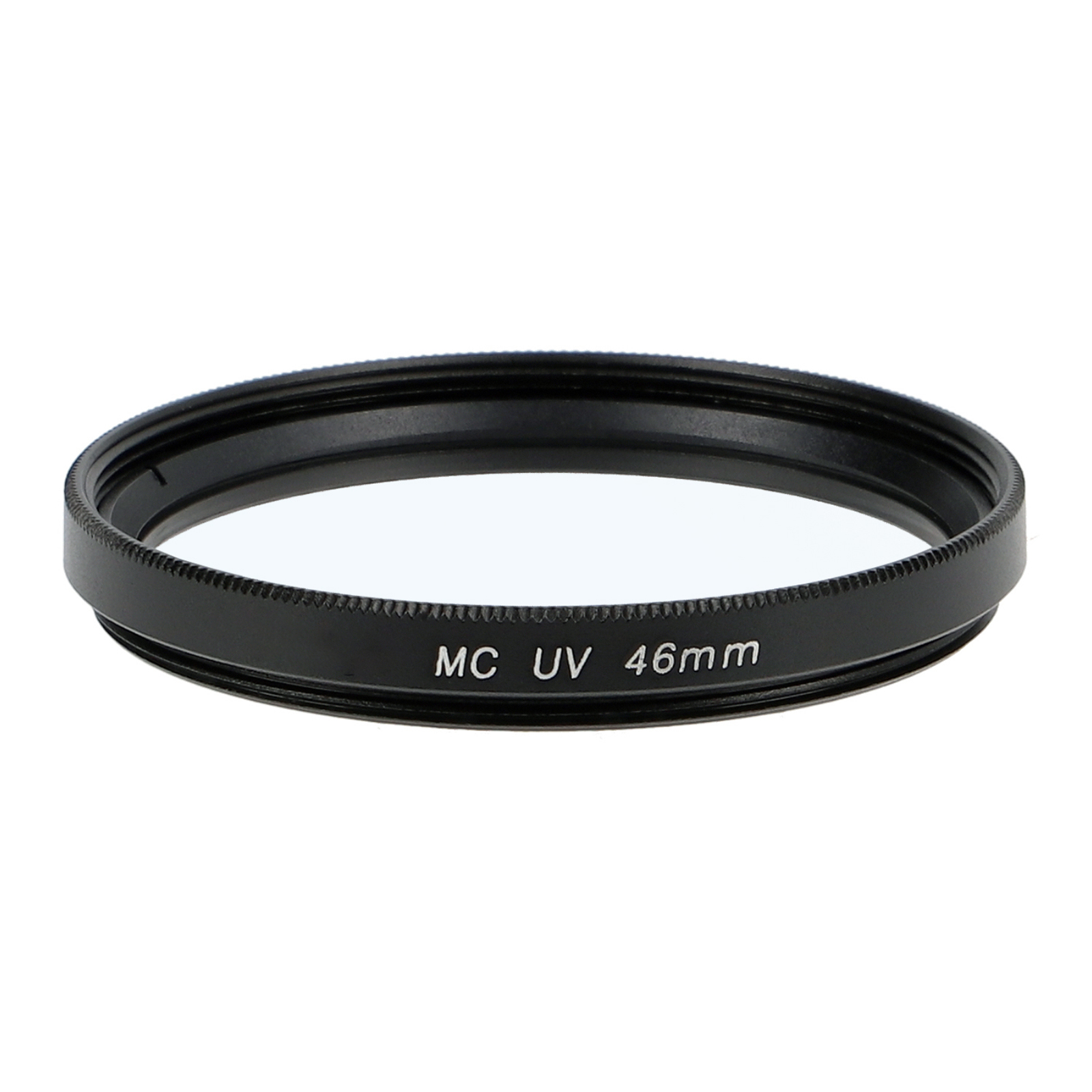 Ein schwarzer Kamerafilter mit Text. Der Filter ist kreisförmig und trägt den Text "MC UV 46mm".