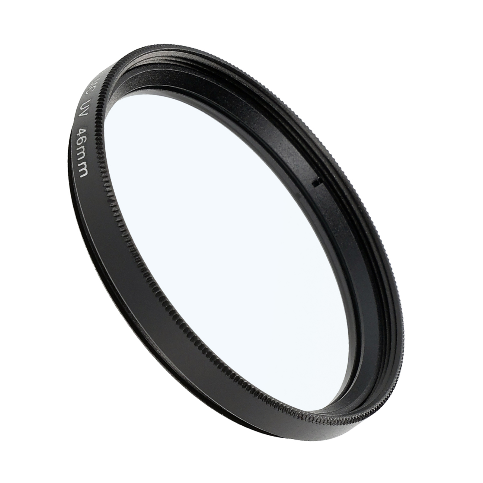 UV-Filter für ein Kameraobjektiv. Schwarzer Ring, klares Glas. Weißer Hintergrund.