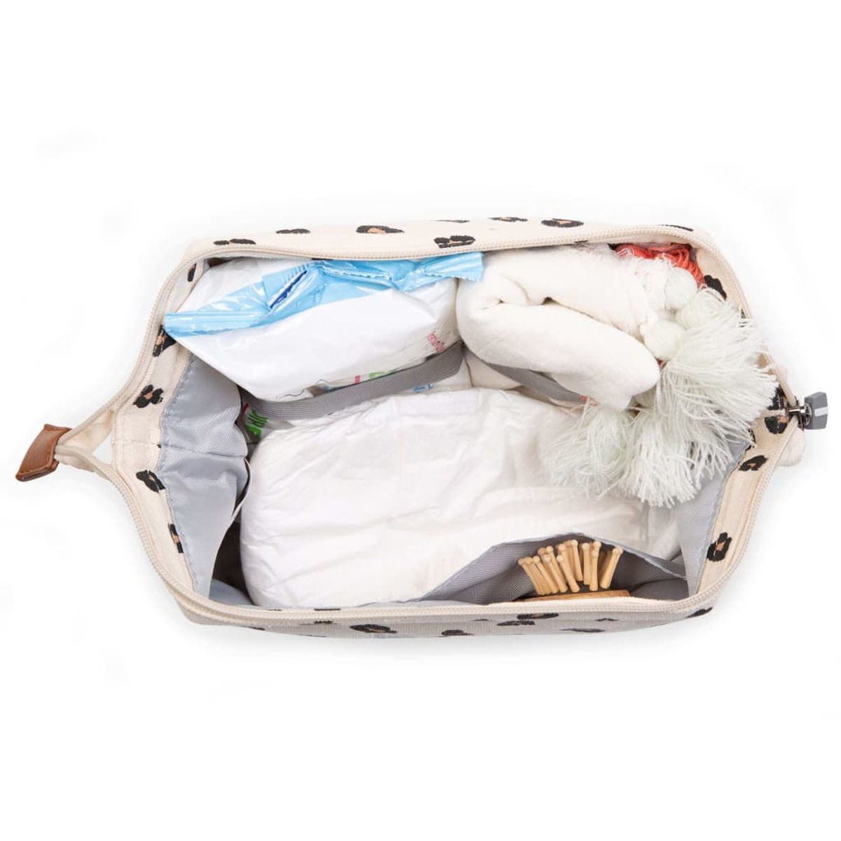 Geöffnete Wickeltasche mit Windeln, Feuchttüchern, einem Spielzeug und einer Bürste. Leopardenmuster.
