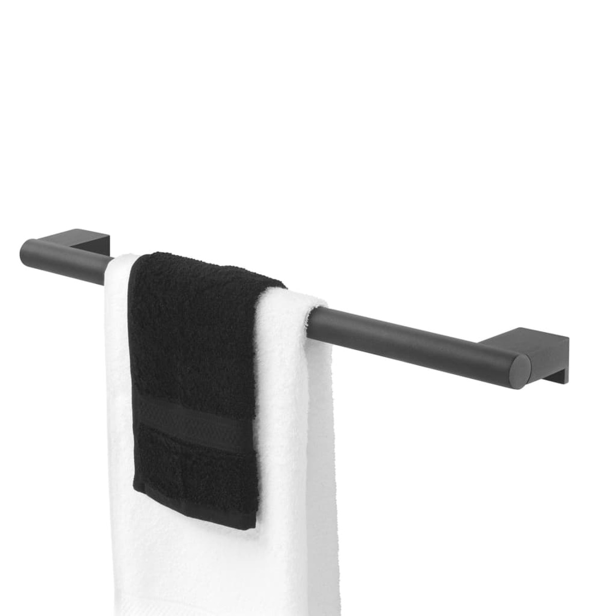 Schwarzes Handtuch an einem grauen Handtuchhalter vor weißem Hintergrund.