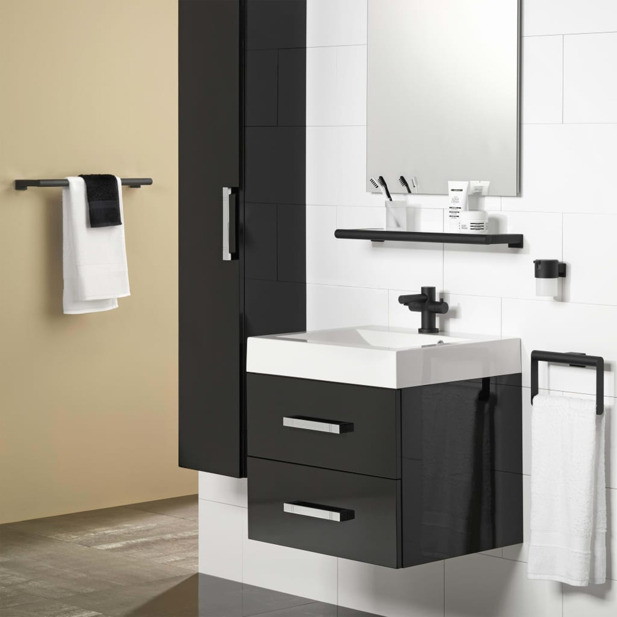 Modernes schwarz-weißes Badezimmer. Enthält ein Waschbecken mit Spiegel, Schrank, Handtuchhalter und Zubehör.