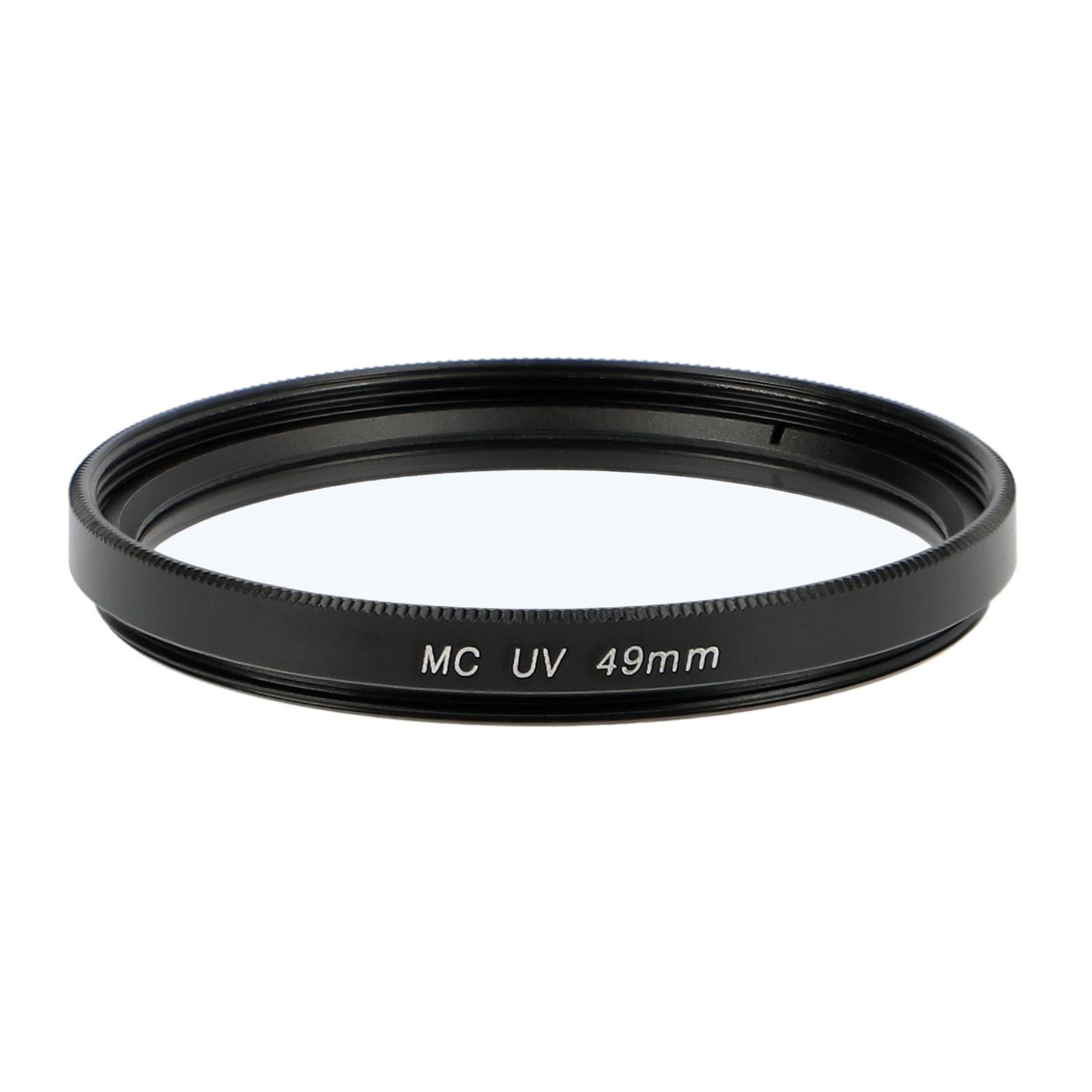Ein schwarzer Kameraobjektivfilter mit dem Text 'MC UV 49mm' ist sichtbar.