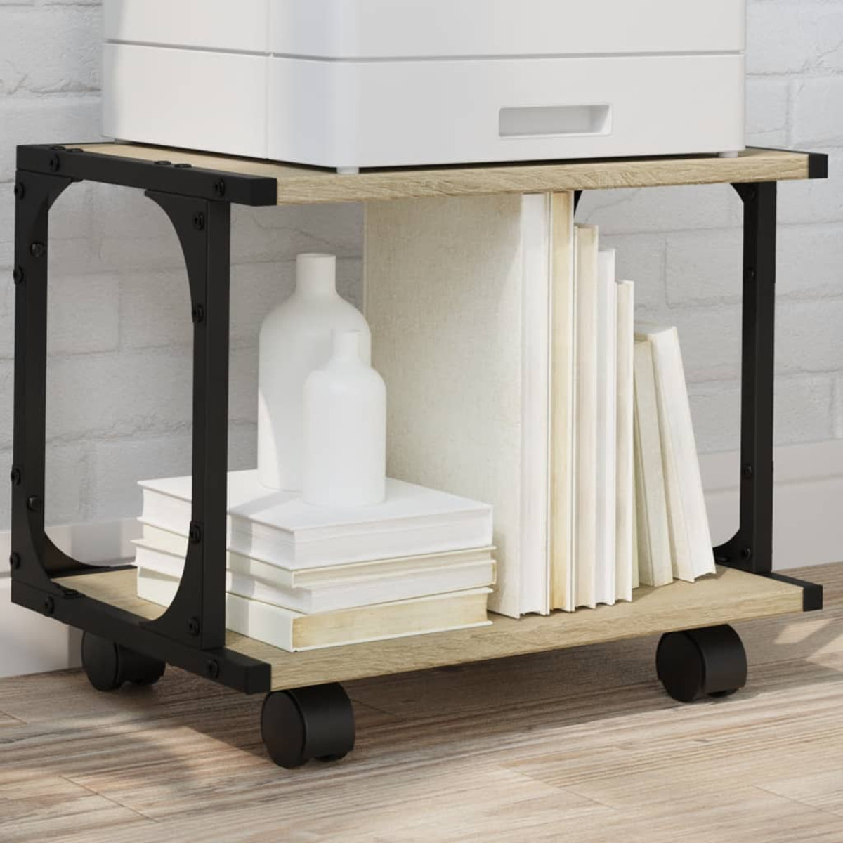 Ein Drucker auf einem Rollständer mit Büchern und Vasen. Der Ständer ist holzähnlich mit schwarzen Akzenten.