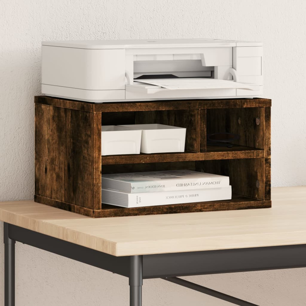 Ein Drucker steht auf einem dunklen Holzregal mit zwei weißen Aufbewahrungsboxen und Büchern auf einem Schreibtisch.