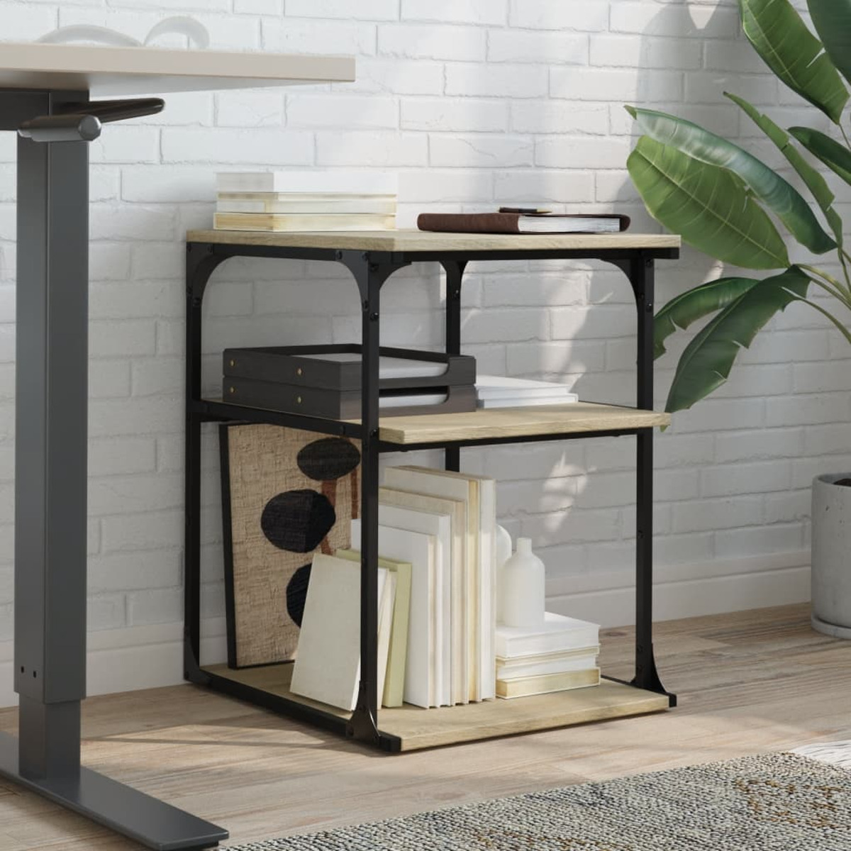 Ein kleines Holzregal mit Büchern und Büromaterialien neben einer Backsteinmauer.
