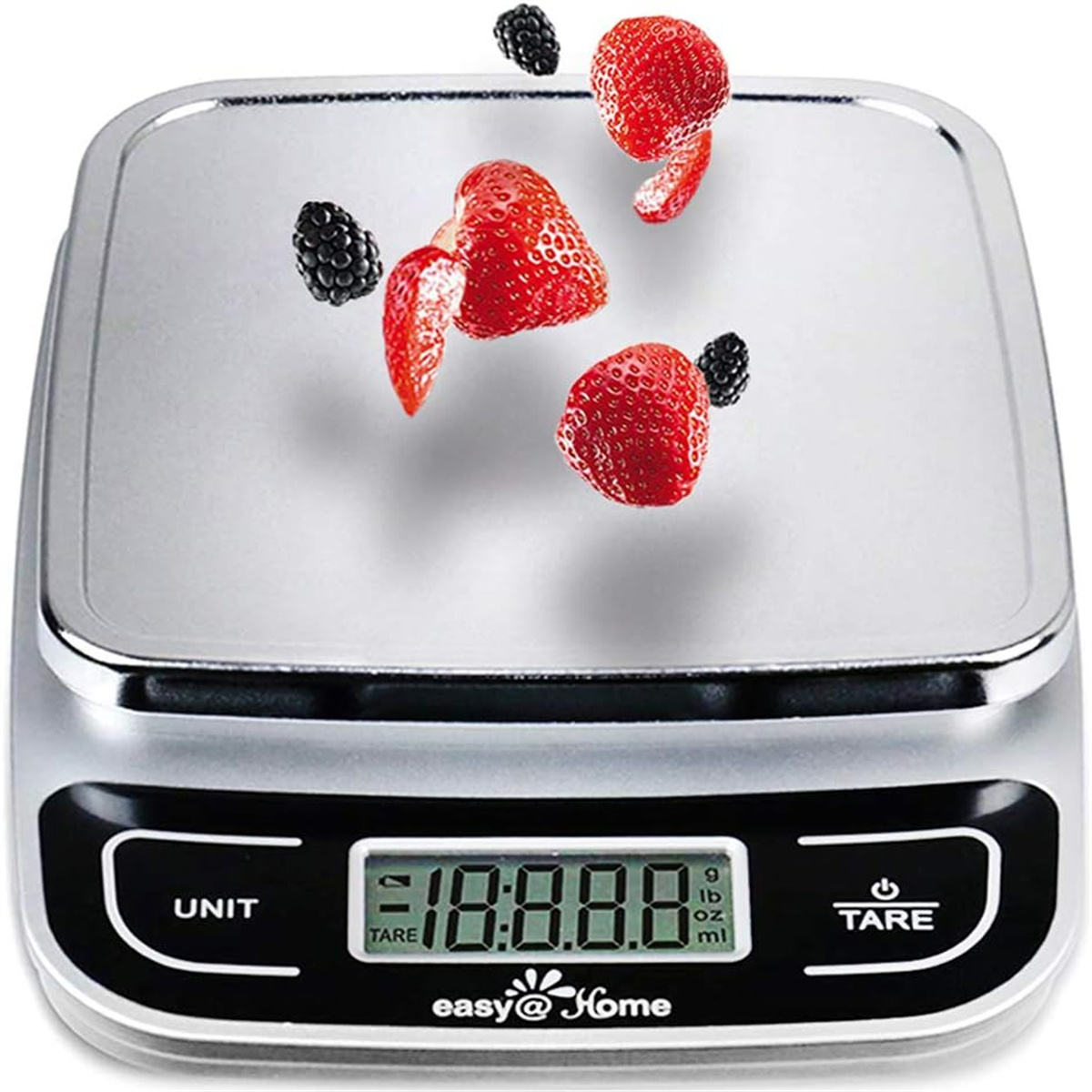 Eine digitale Küchenwaage mit Erdbeeren und Brombeeren.