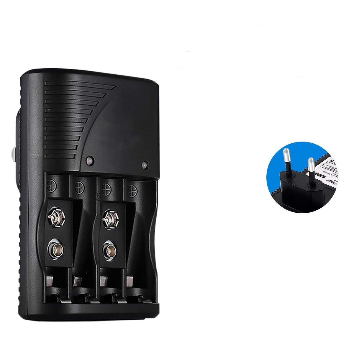 Ein schwarzes Batterieladegerät mit vier Schlitzen und einem Steckeradapter. Der Hintergrund ist weiß.