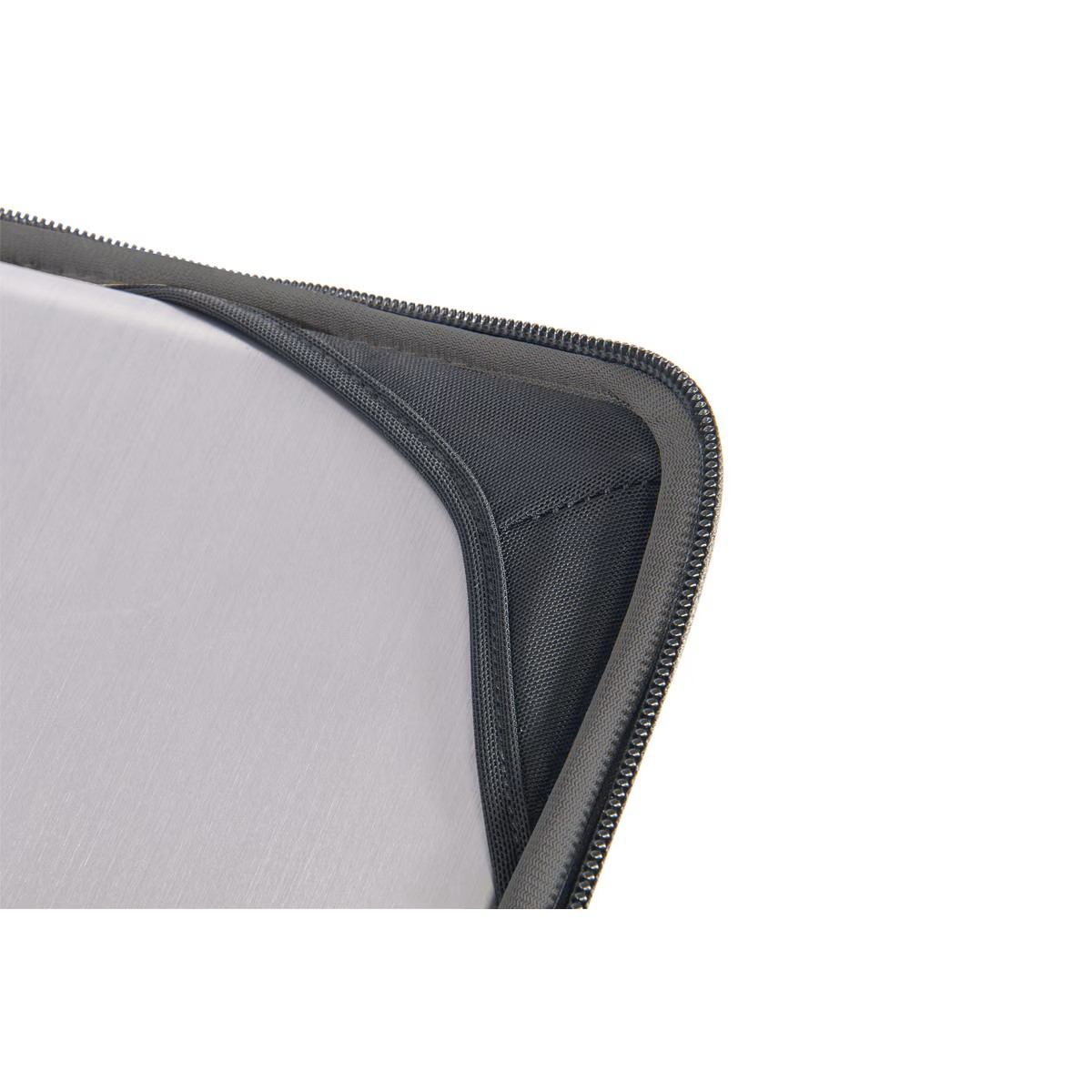 Un primo piano di una cerniera su una borsa grigia, che mostra i dettagli.