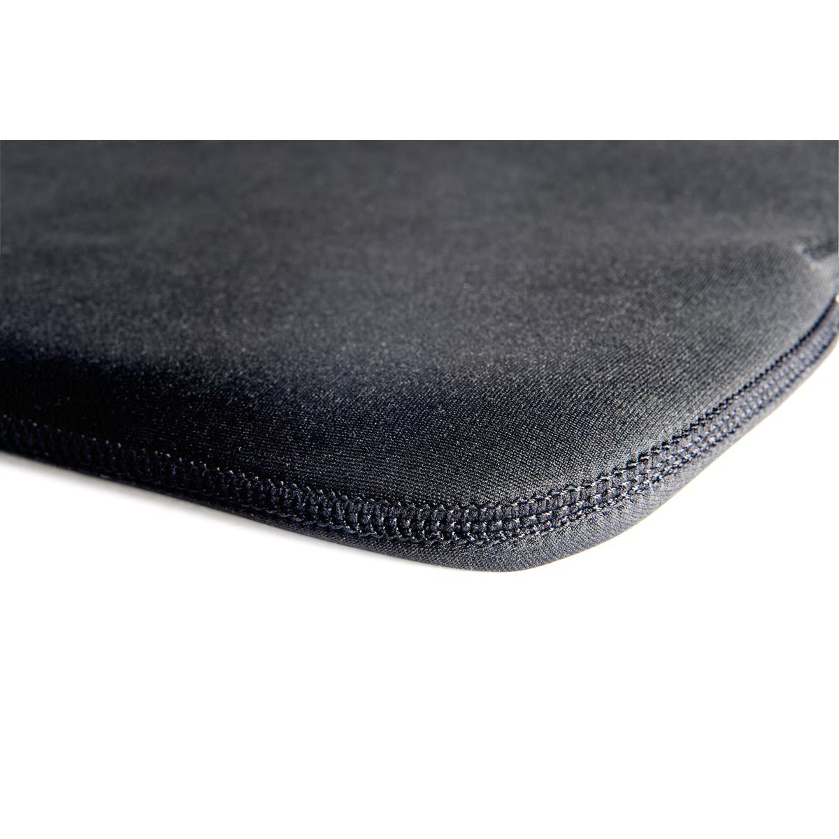 Un primo piano di una custodia per laptop in neoprene nero cucita.