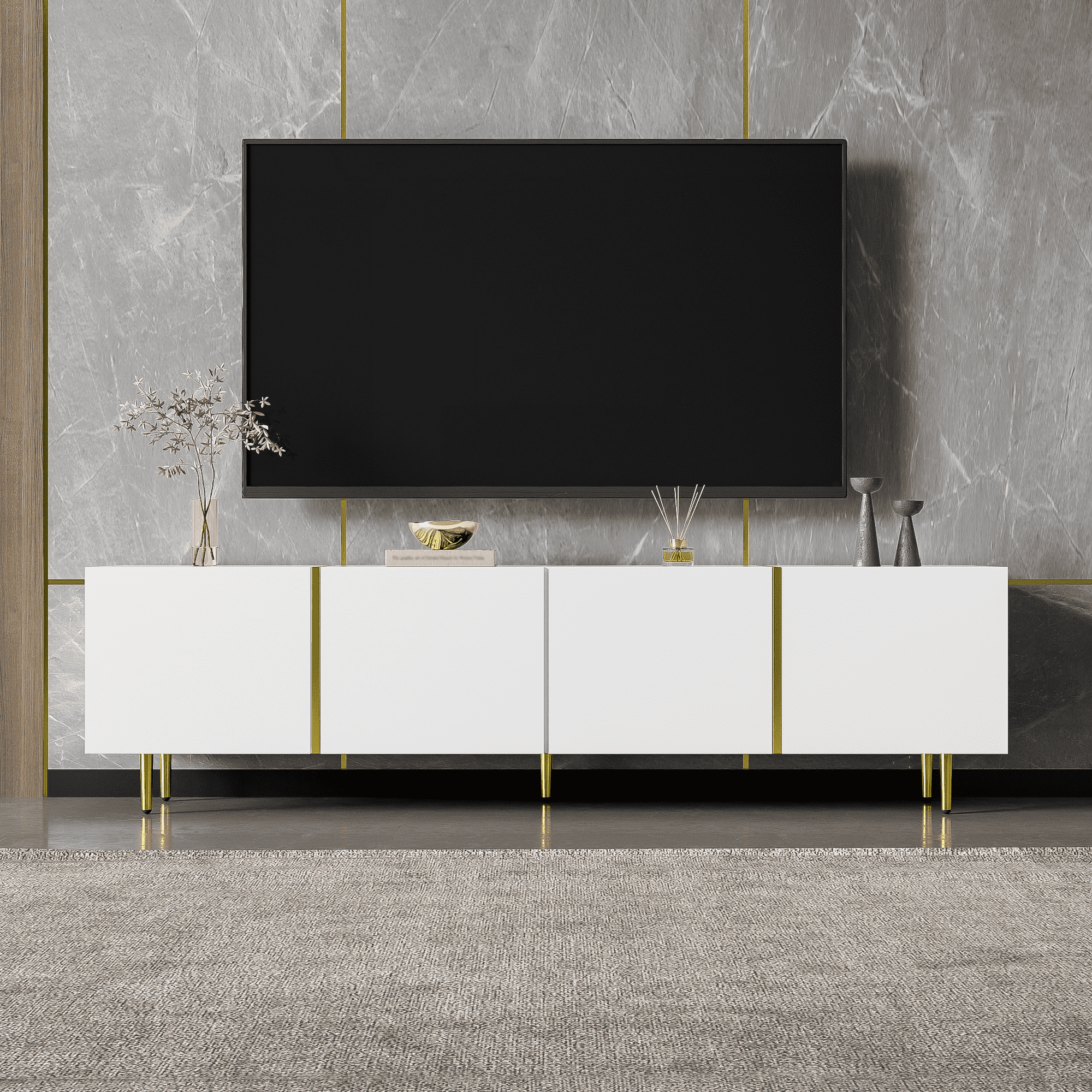 Weißer TV-Ständer mit goldenen Akzenten, schwarzer Fernseher und Deko-Artikel auf grauem Teppich.