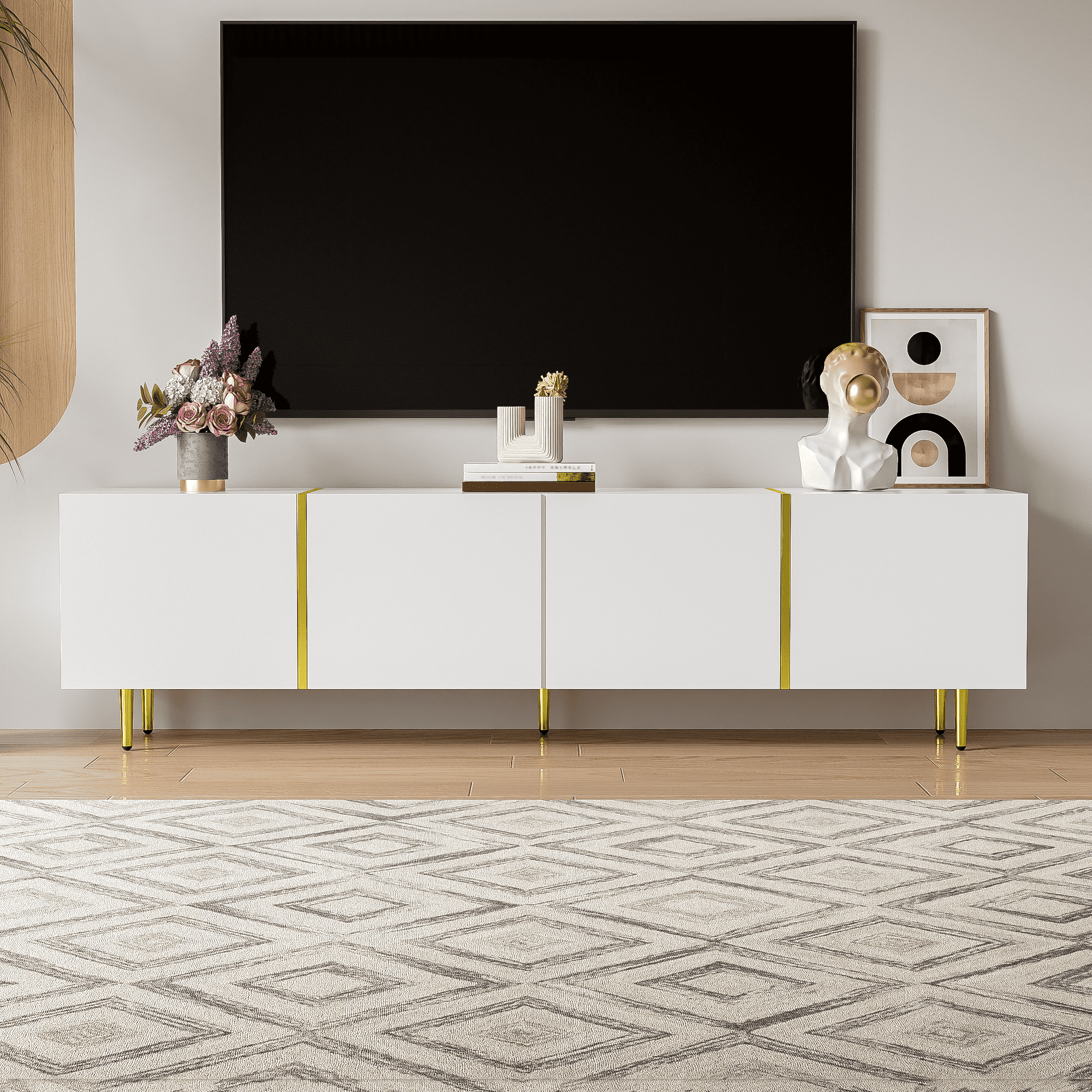 Weißer TV-Ständer mit goldenen Akzenten, ein schwarzer Fernseher, Kunst und Blumen oben. Ein gemusterter Teppich darunter.