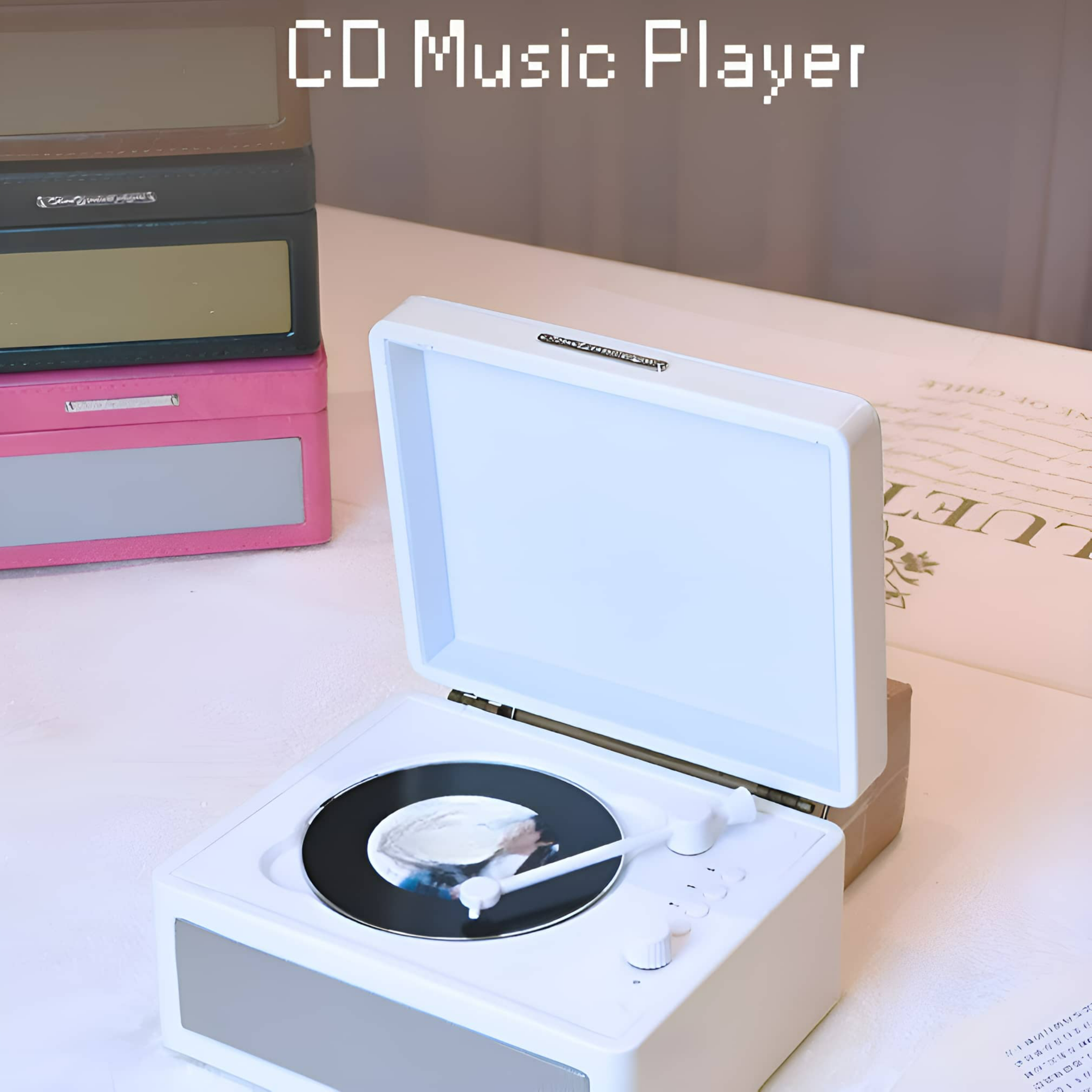 Weißer CD-Player mit schwarzer Disc und ein Stapel rosa, schwarze und graue Player.