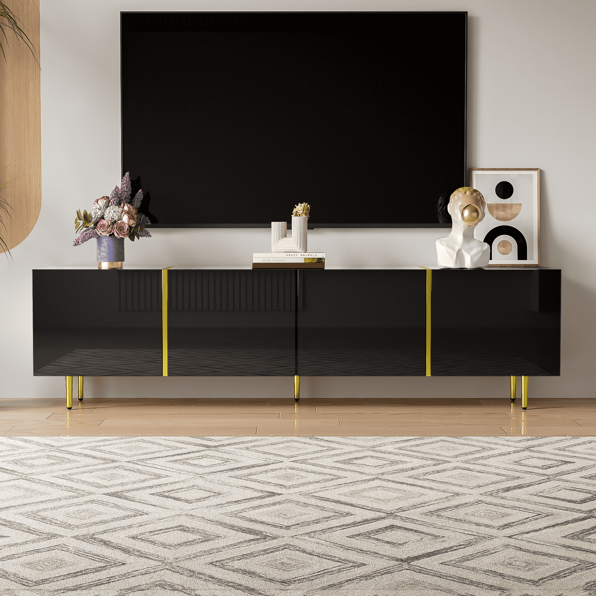 Ein schwarzer Fernseher und ein schwarz-goldener Schrank darunter. Der Schrank steht auf einem Holzboden mit einem gemusterten Teppich.