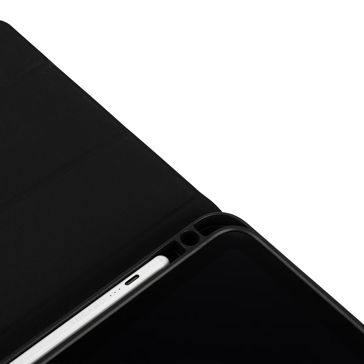 Un tablet nero con una penna inserita nel supporto.