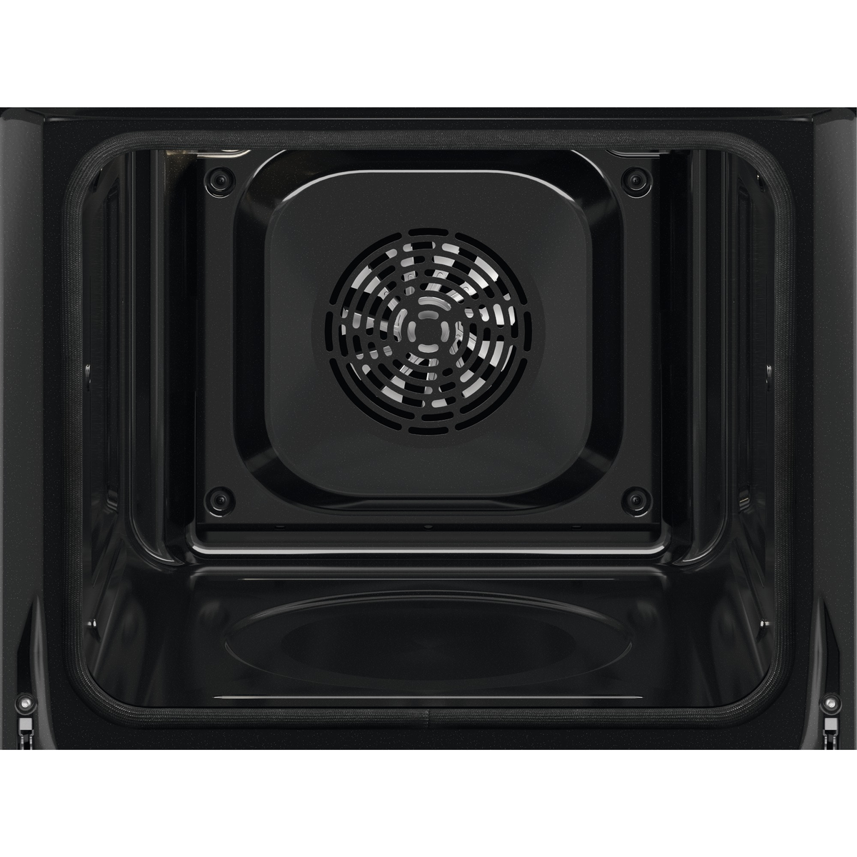 Vista interior de un horno negro con un ventilador redondo en el centro y una luz.