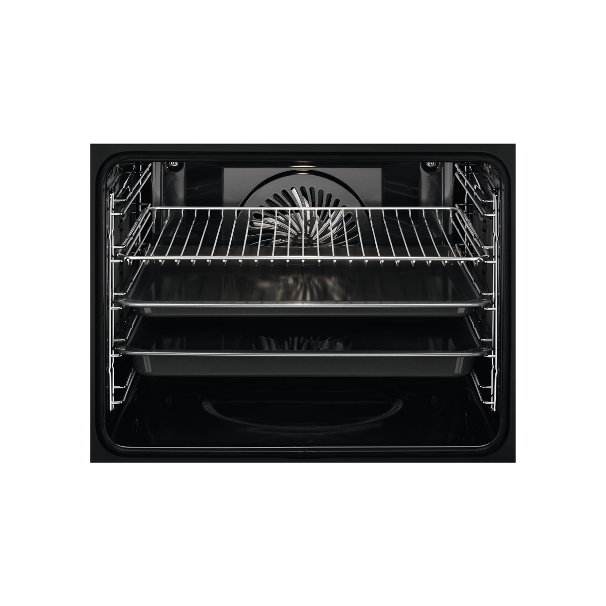 Interno di un forno con griglie e teglie. Interno nero.