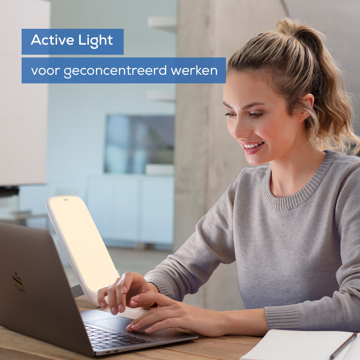 Eine Frau arbeitet mit einem Laptop und einem Licht. Oben steht: 'Aktives Licht für konzentriertes Arbeiten'.
