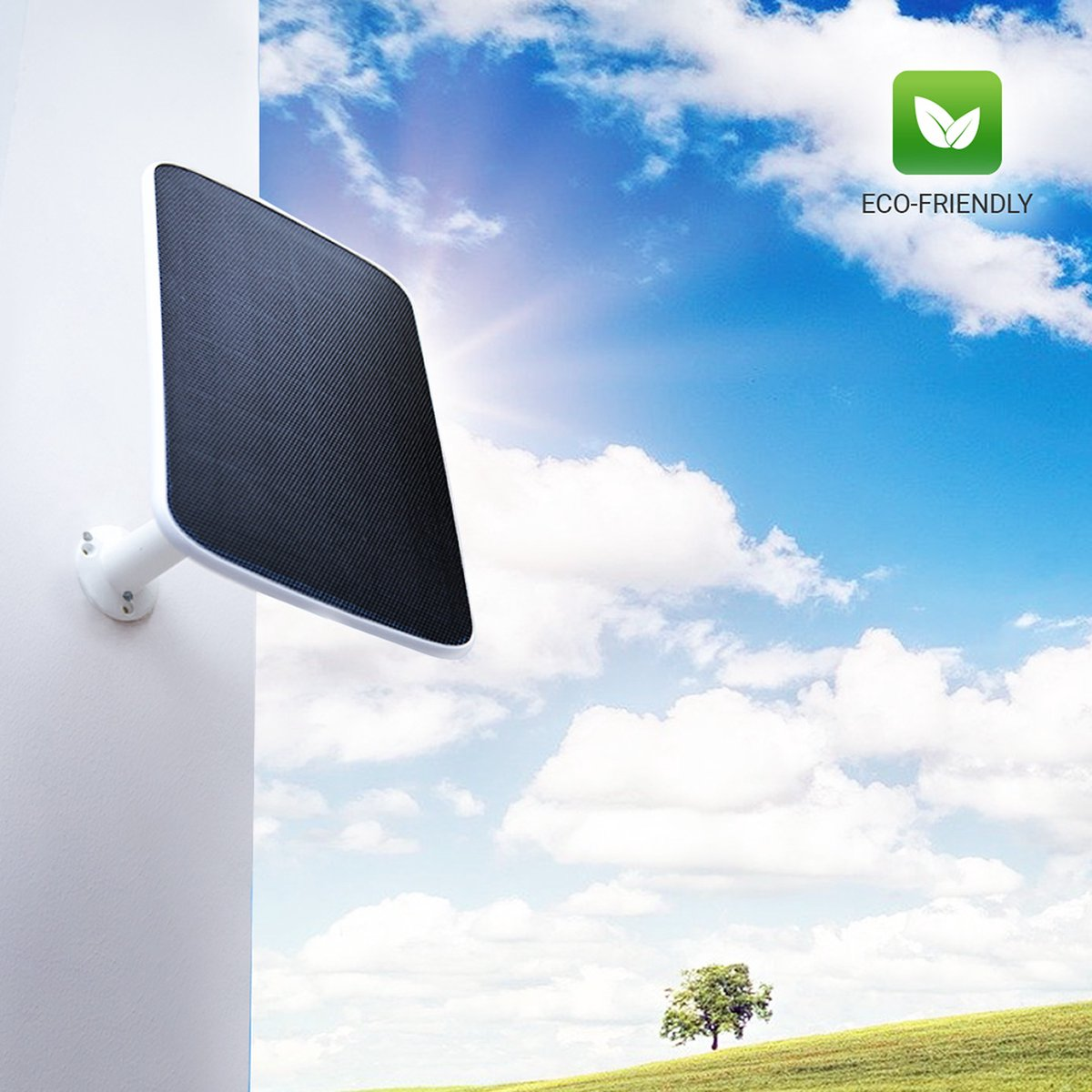 Biała ściana z panelem słonecznym. Niebo jest niebieskie z chmurami, widoczne jest małe drzewo.