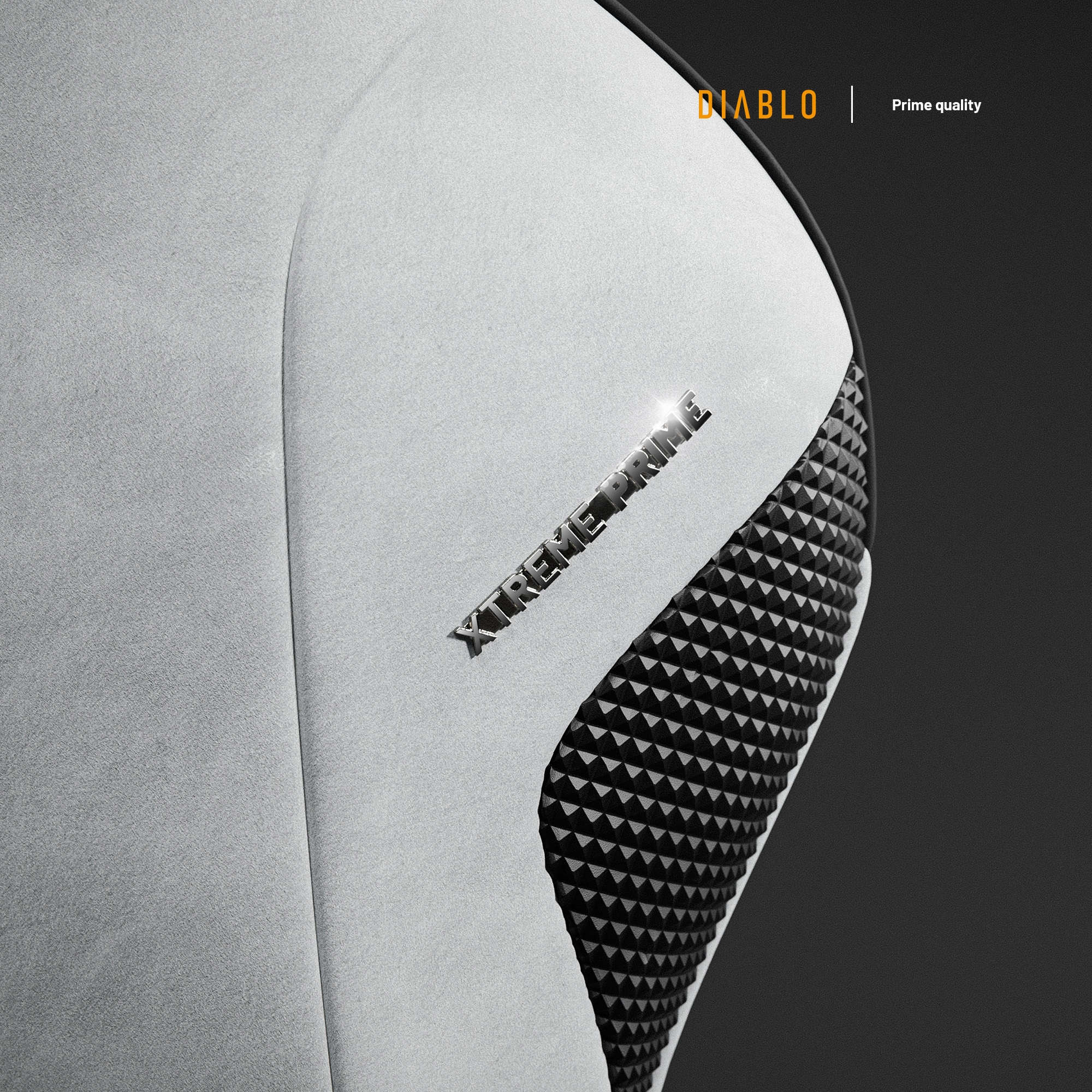 Zbliżenie białego ubrania, czarne teksturowane detale i srebrne logo 'Xtreme Prime'.