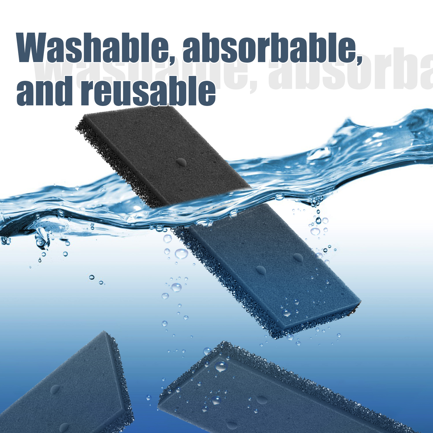 Czarne i niebieskie gąbki w wodzie. Widoczne krople wody.