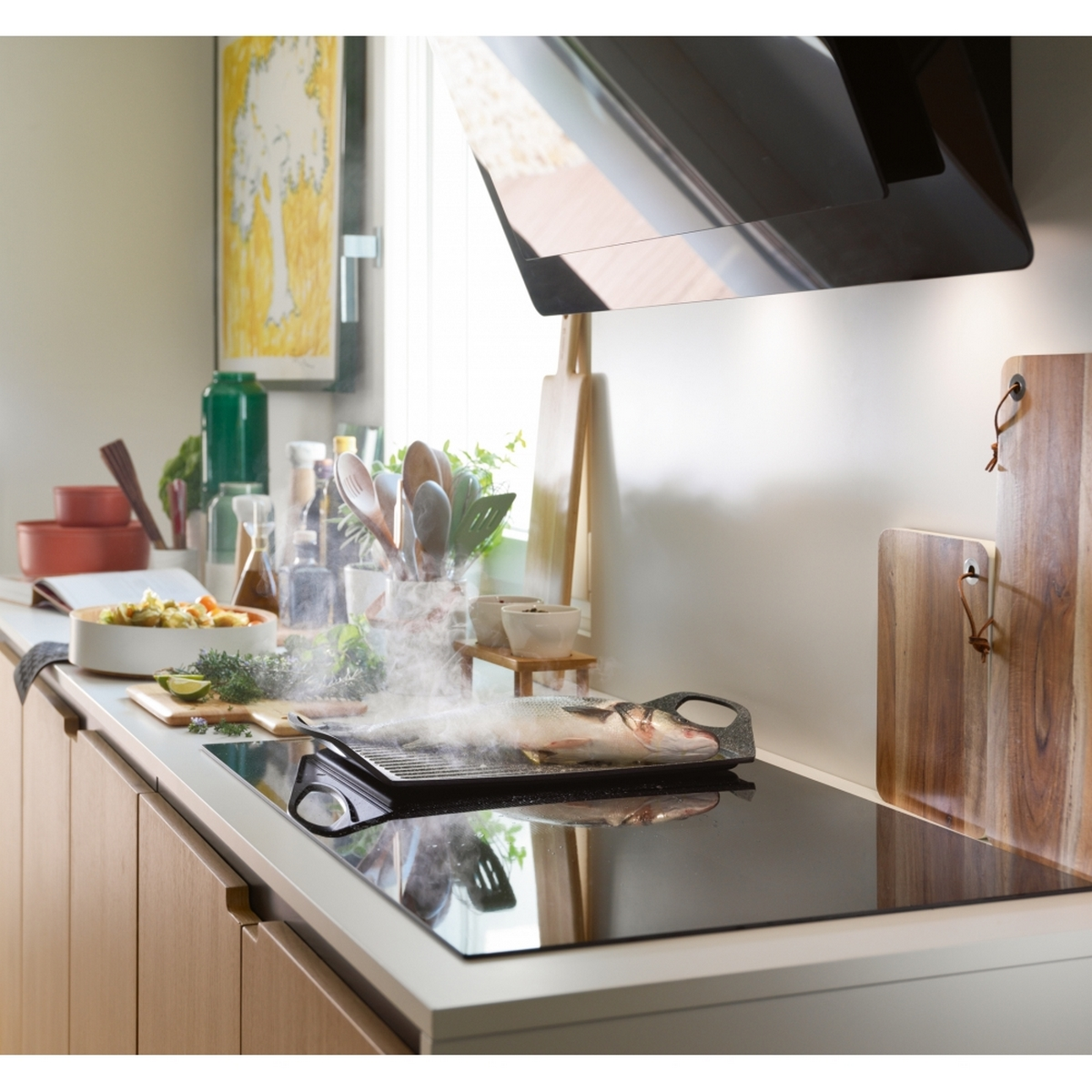Scena di cucina con pesce che cuoce su una piastra, vapore che sale e una finestra.