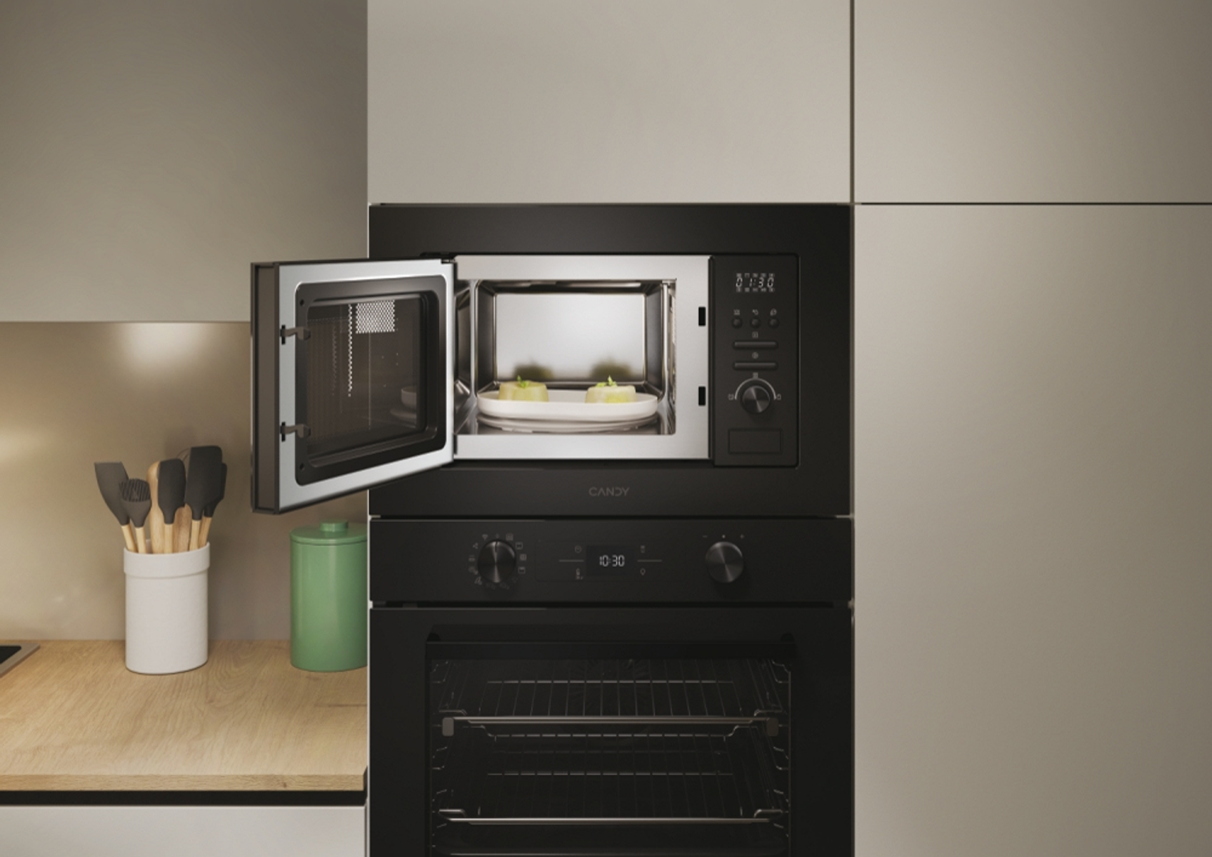 Wbudowana kuchenka mikrofalowa z otwartymi drzwiami, pokazująca jedzenie w środku.