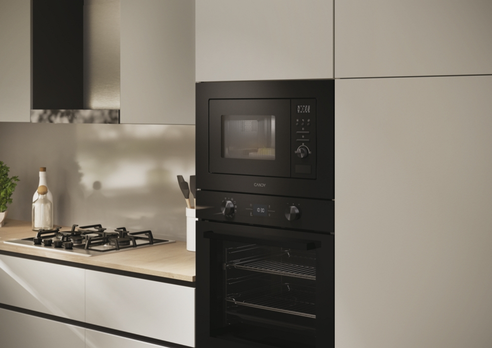Scena kuchenna z czarnym piekarnikiem i kuchenką mikrofalową, kuchenką gazową i białymi szafkami.