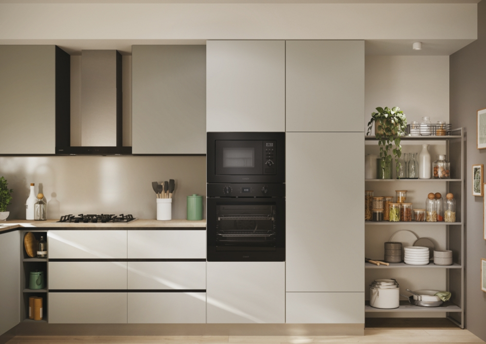 Nowoczesna kuchnia z szafkami, szufladami i piekarnikiem. Półka z dekoracjami po prawej stronie.